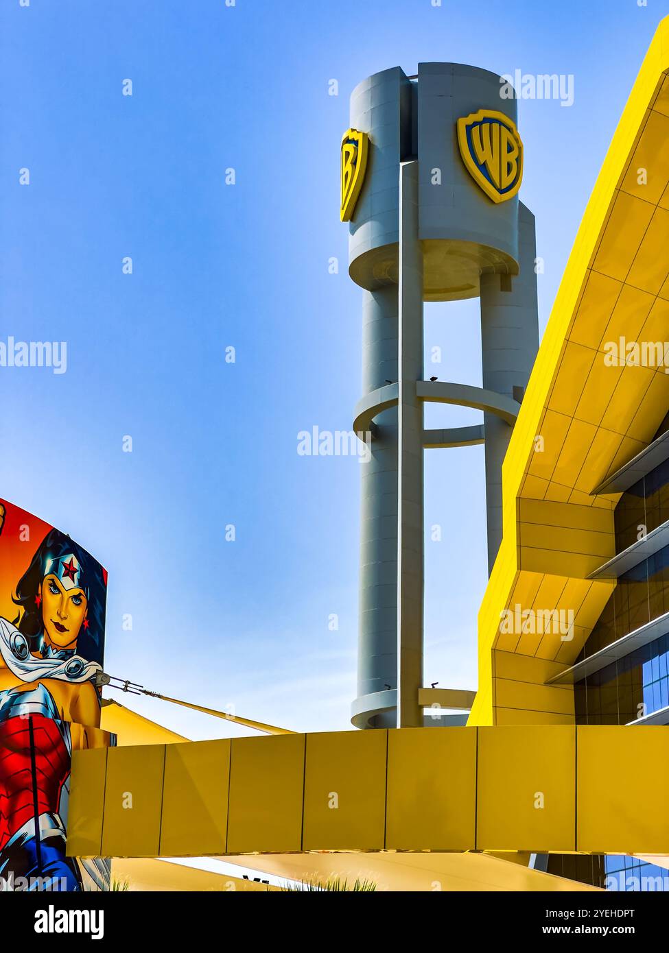 Abu Dhabi, Emirati Arabi Uniti. 5 maggio 2024: Ferrari e Warner Bros Parco divertimenti Studios. Foto Stock