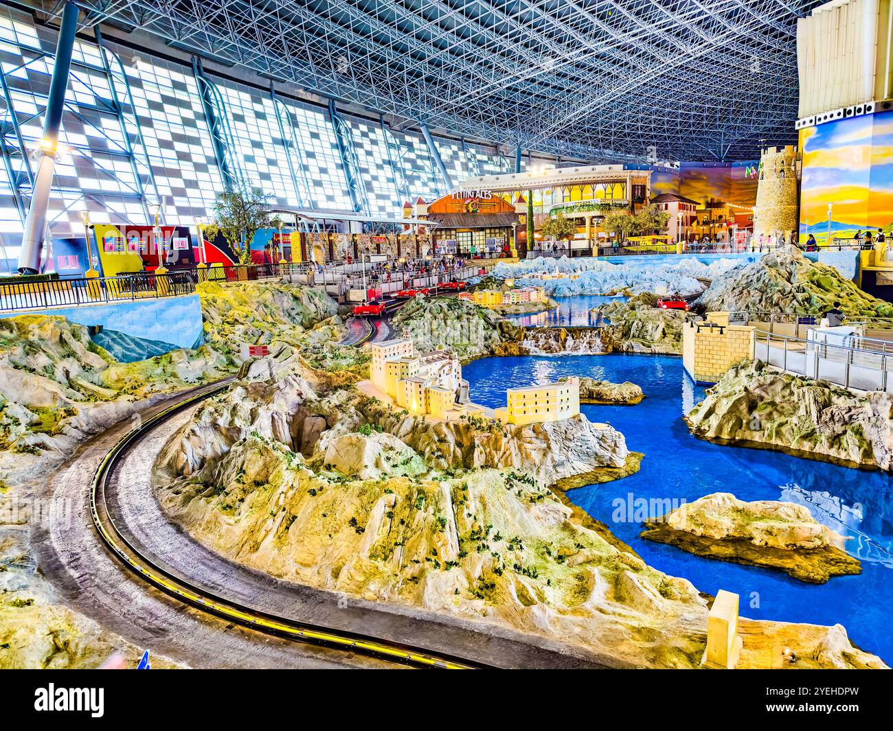 Abu Dhabi, Emirati Arabi Uniti. 5 maggio 2024: Ferrari e Warner Bros Parco divertimenti Studios. Foto Stock