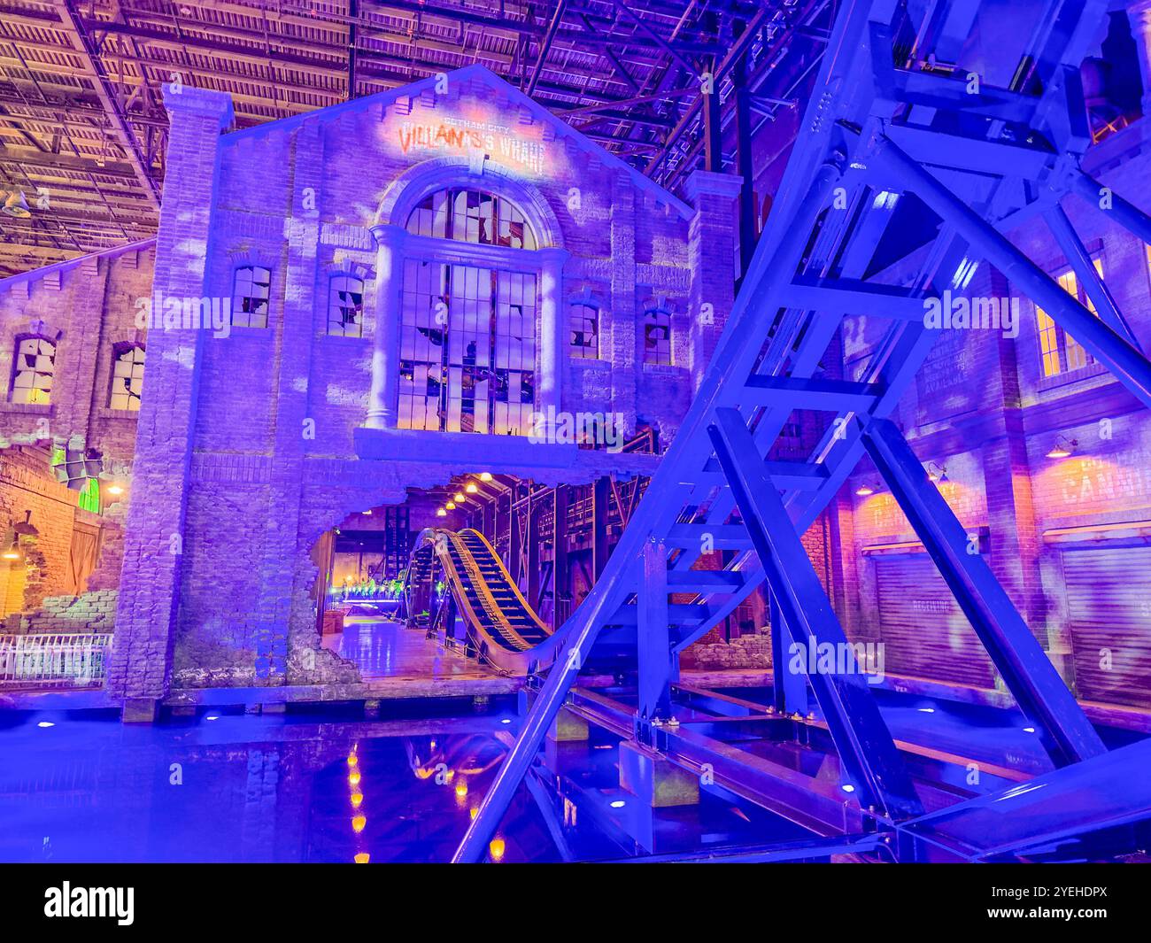 Abu Dhabi, Emirati Arabi Uniti. 5 maggio 2024: Ferrari e Warner Bros Parco divertimenti Studios. Foto Stock