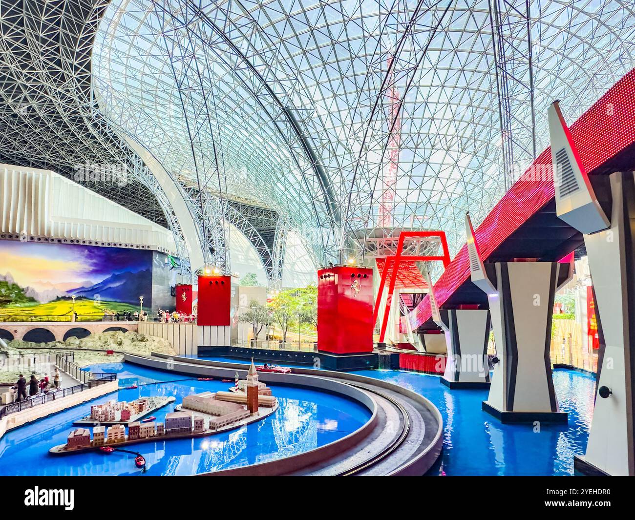 Abu Dhabi, Emirati Arabi Uniti. 5 maggio 2024: Ferrari e Warner Bros Parco divertimenti Studios. Foto Stock