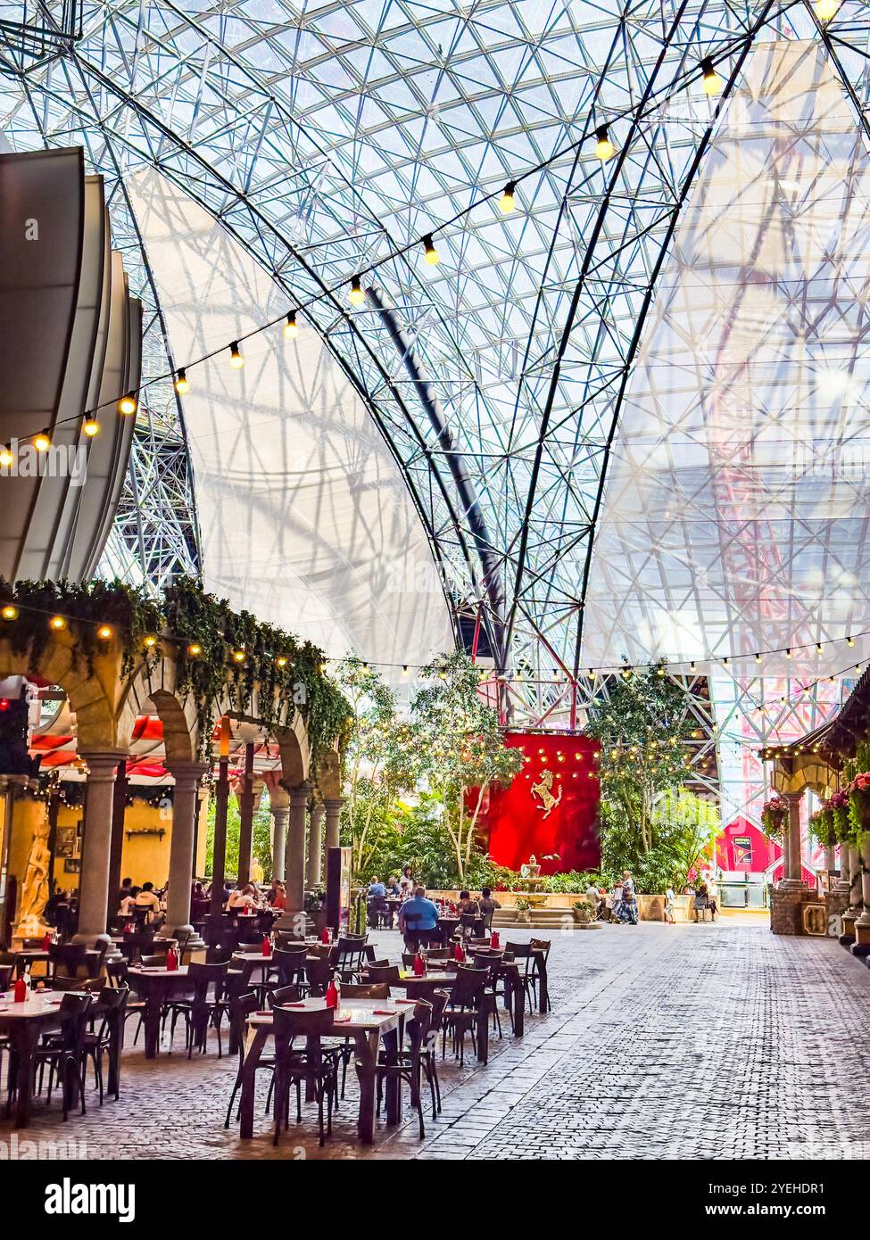 Abu Dhabi, Emirati Arabi Uniti. 5 maggio 2024: Ferrari e Warner Bros Parco divertimenti Studios. Foto Stock