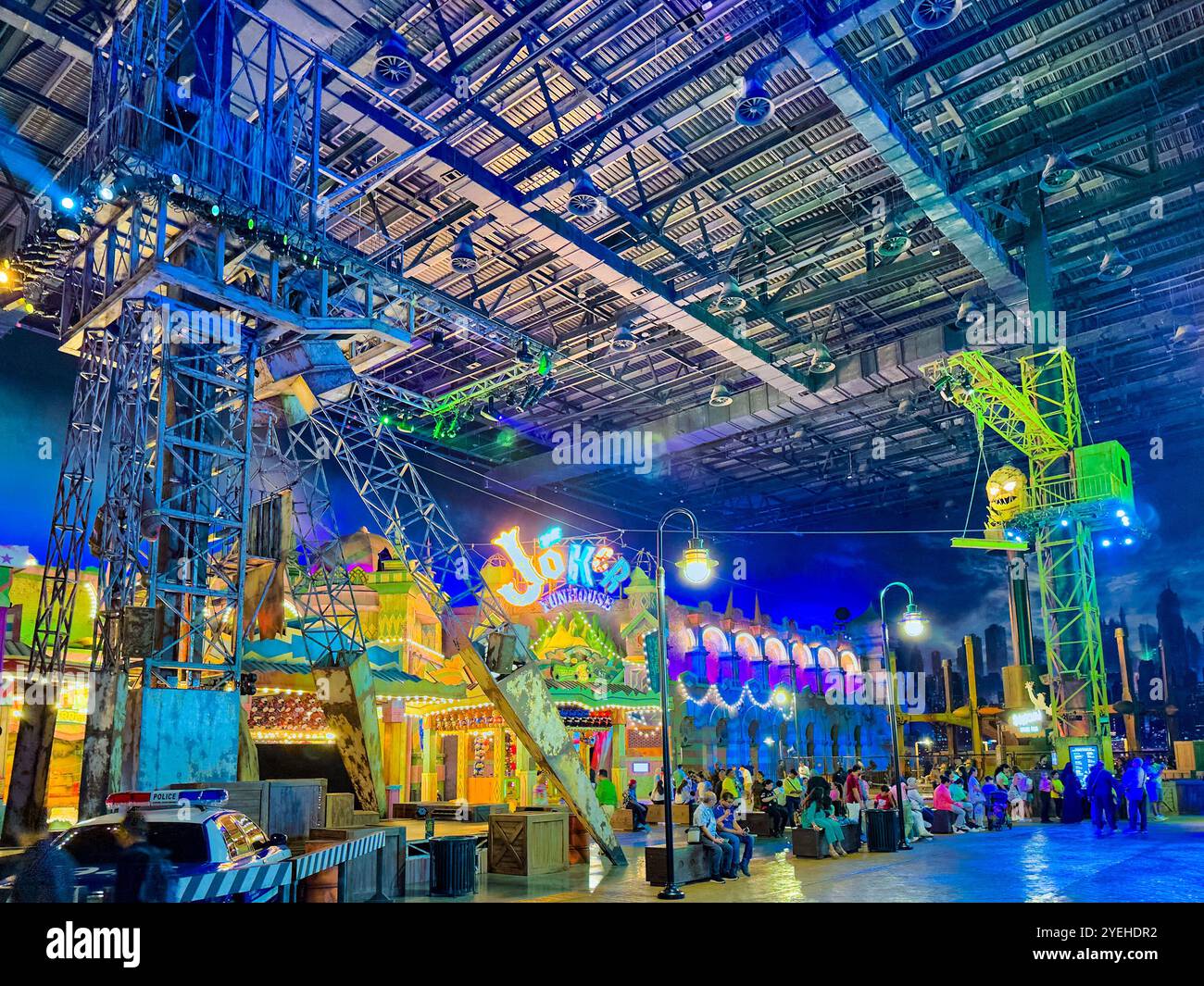 Abu Dhabi, Emirati Arabi Uniti. 5 maggio 2024: Ferrari e Warner Bros Parco divertimenti Studios. Foto Stock