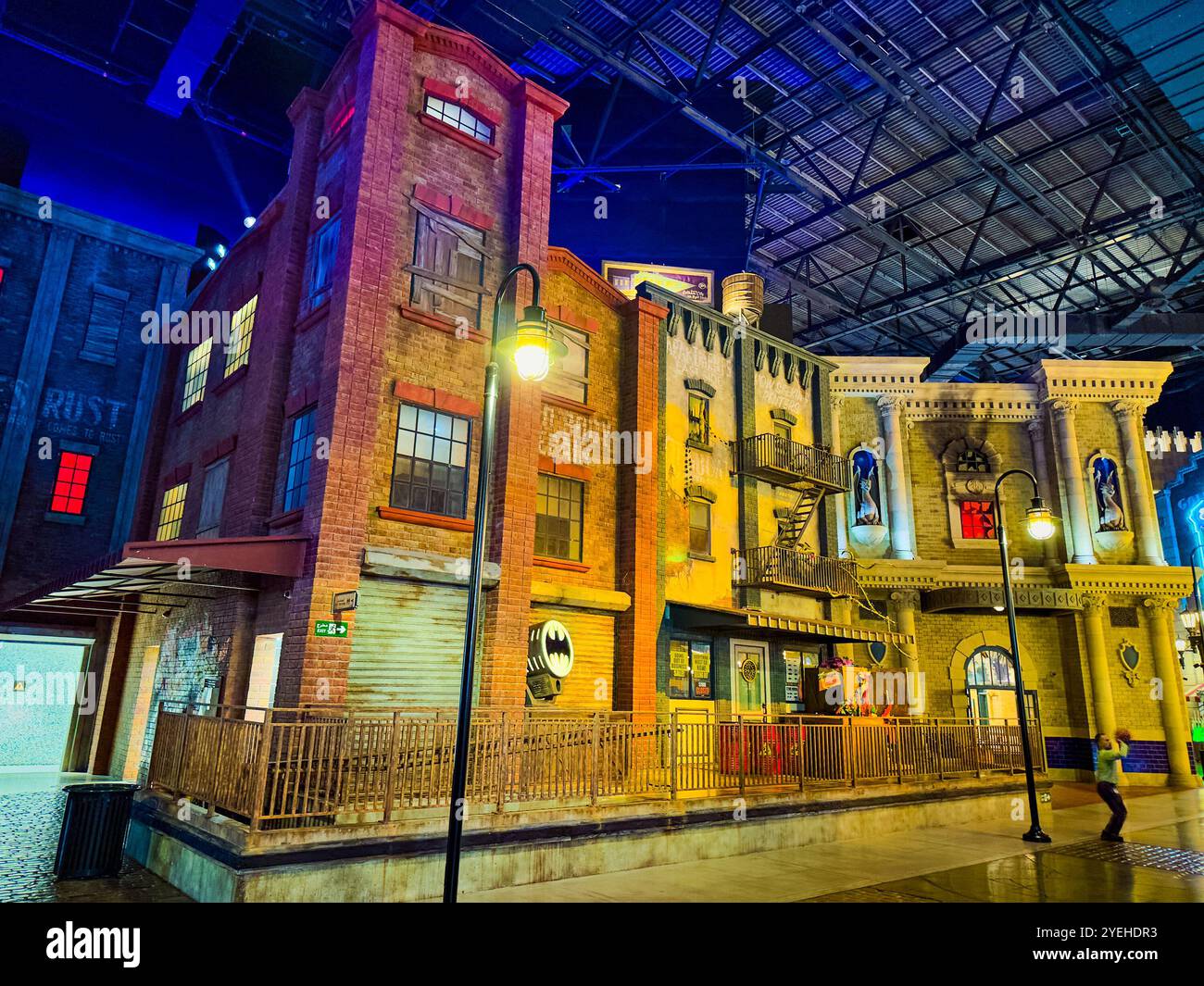 Abu Dhabi, Emirati Arabi Uniti. 5 maggio 2024: Ferrari e Warner Bros Parco divertimenti Studios. Foto Stock