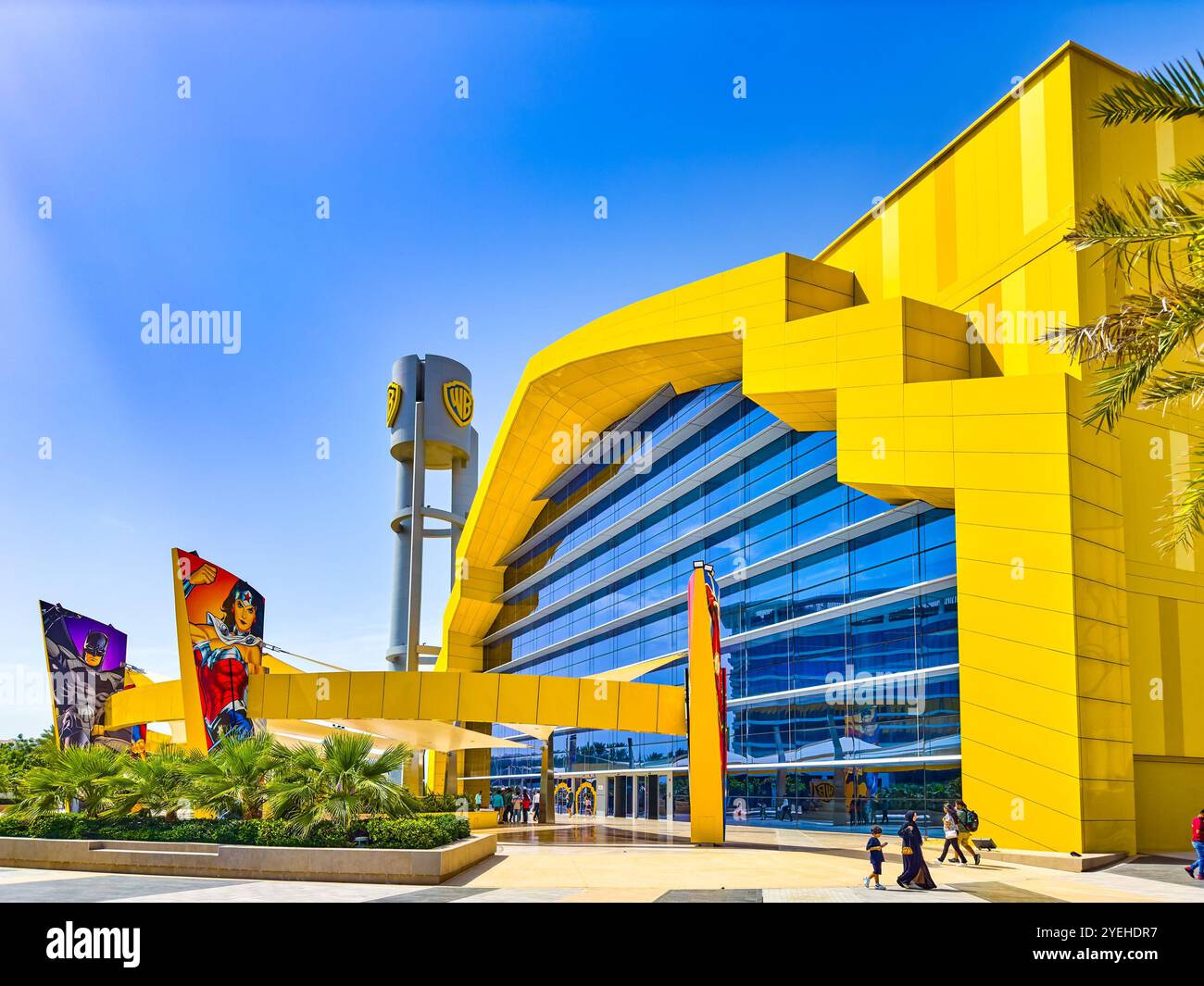 Abu Dhabi, Emirati Arabi Uniti. 5 maggio 2024: Ferrari e Warner Bros Parco divertimenti Studios. Foto Stock