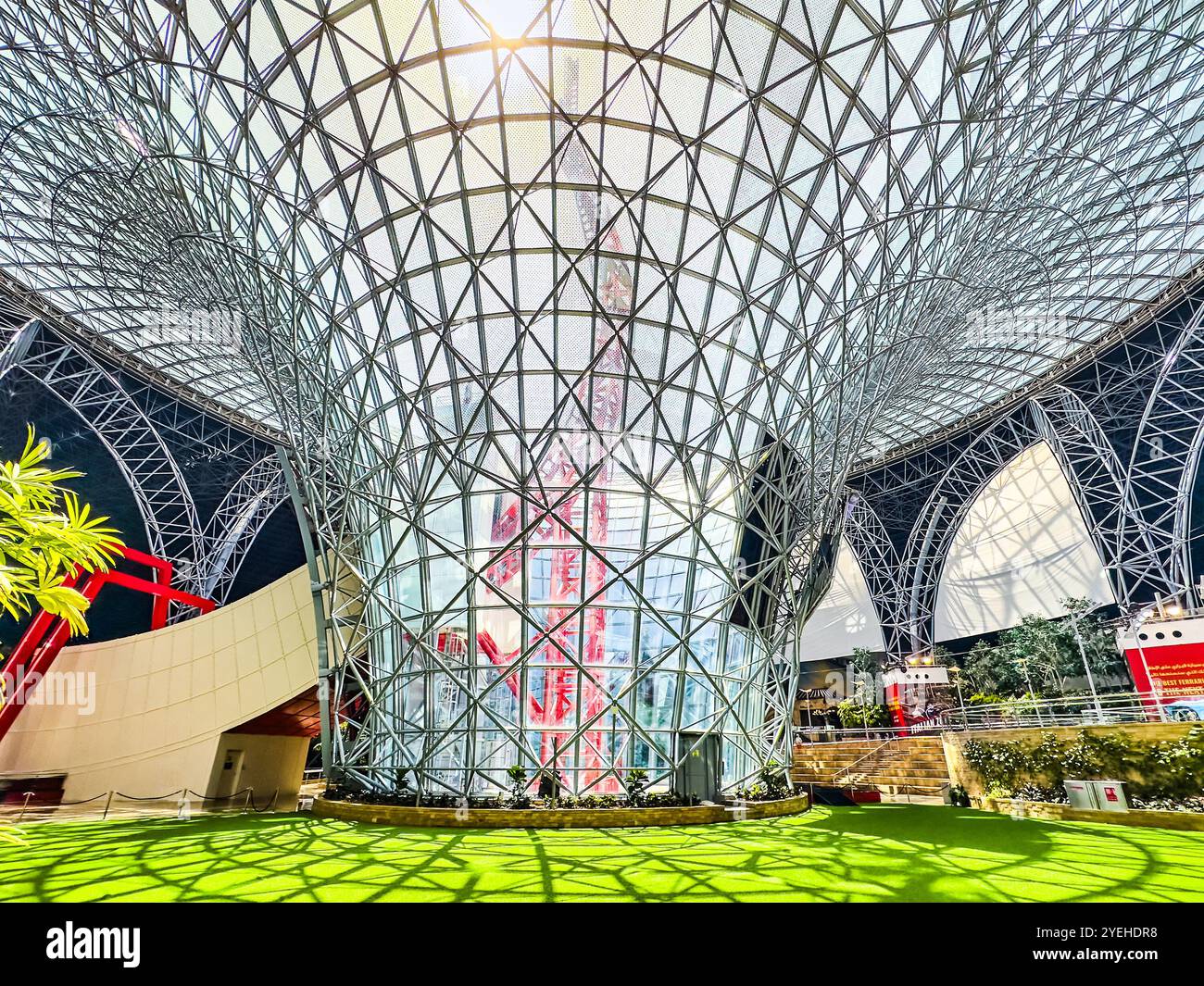 Abu Dhabi, Emirati Arabi Uniti. 5 maggio 2024: Ferrari e Warner Bros Parco divertimenti Studios. Foto Stock