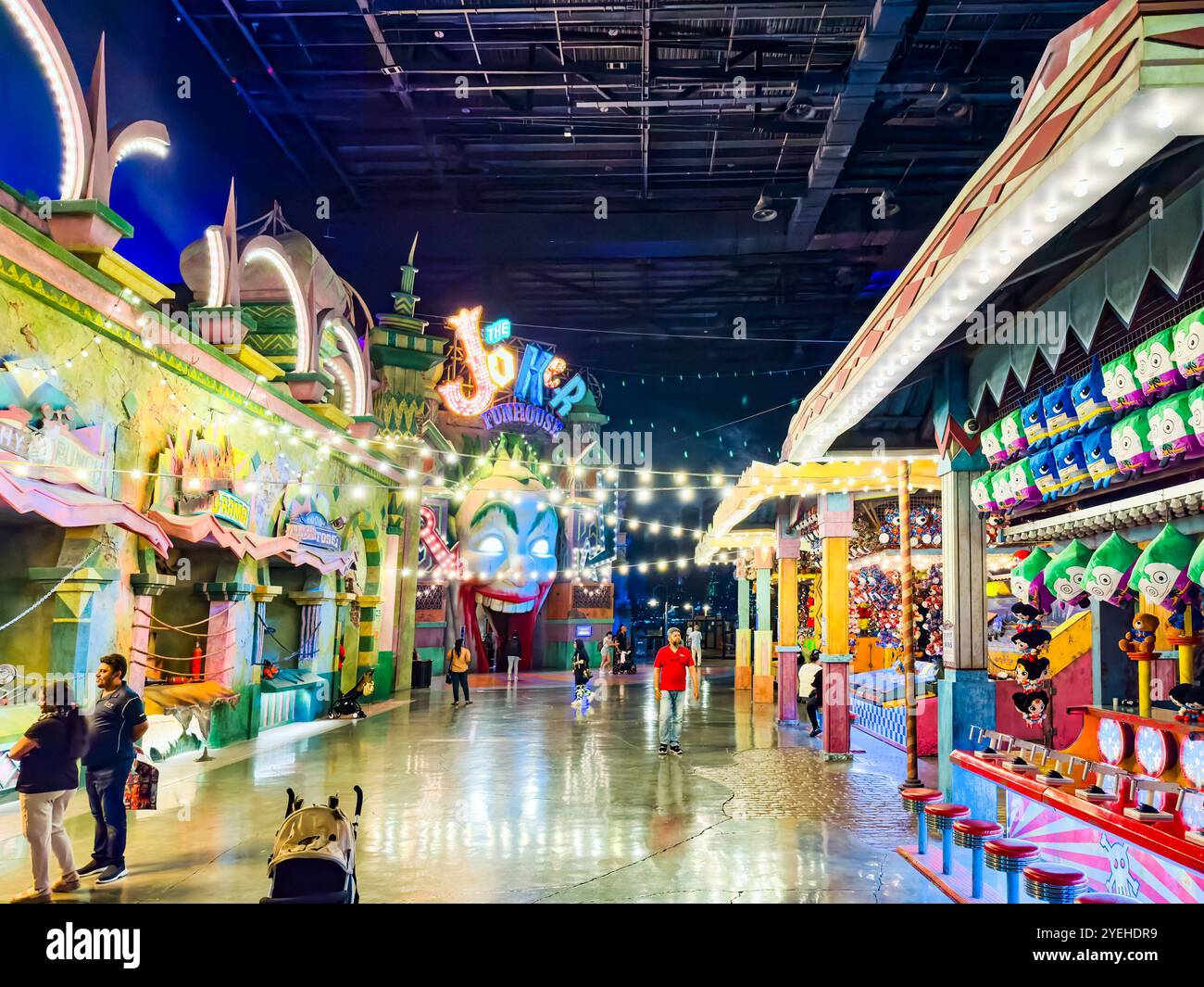 Abu Dhabi, Emirati Arabi Uniti. 5 maggio 2024: Ferrari e Warner Bros Parco divertimenti Studios. Foto Stock