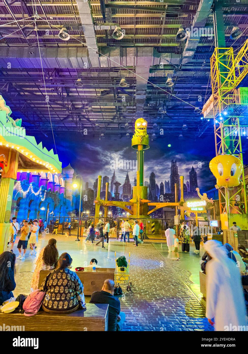 Abu Dhabi, Emirati Arabi Uniti. 5 maggio 2024: Ferrari e Warner Bros Parco divertimenti Studios. Foto Stock