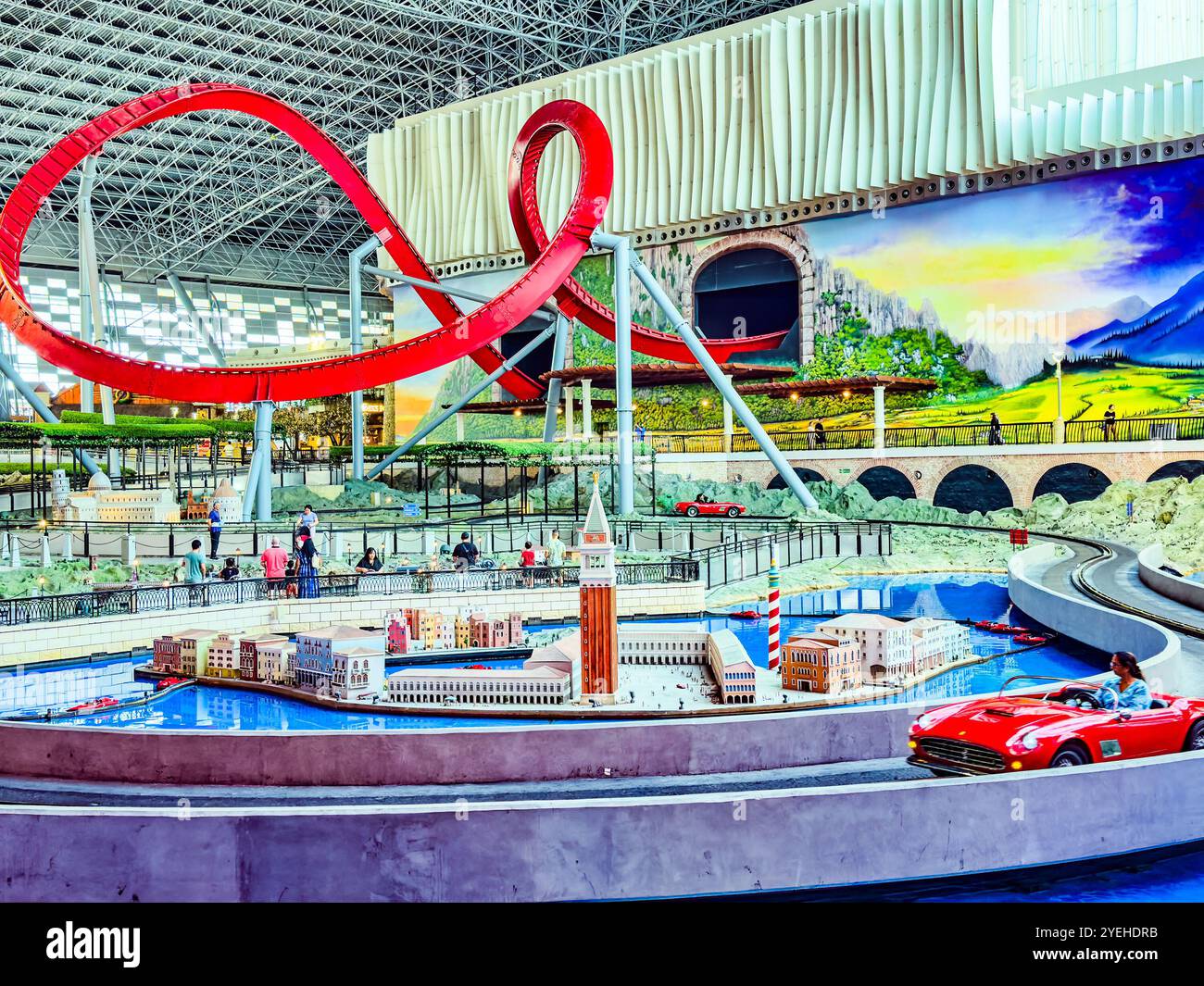 Abu Dhabi, Emirati Arabi Uniti. 5 maggio 2024: Ferrari e Warner Bros Parco divertimenti Studios. Foto Stock