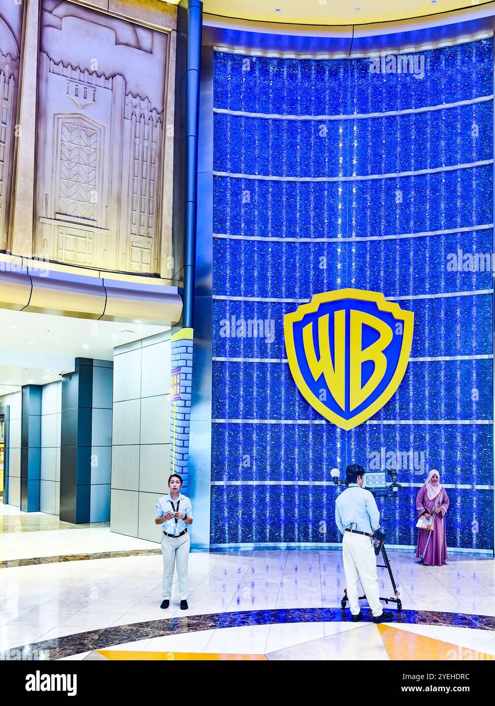 Abu Dhabi, Emirati Arabi Uniti. 5 maggio 2024: Ferrari e Warner Bros Parco divertimenti Studios. Foto Stock
