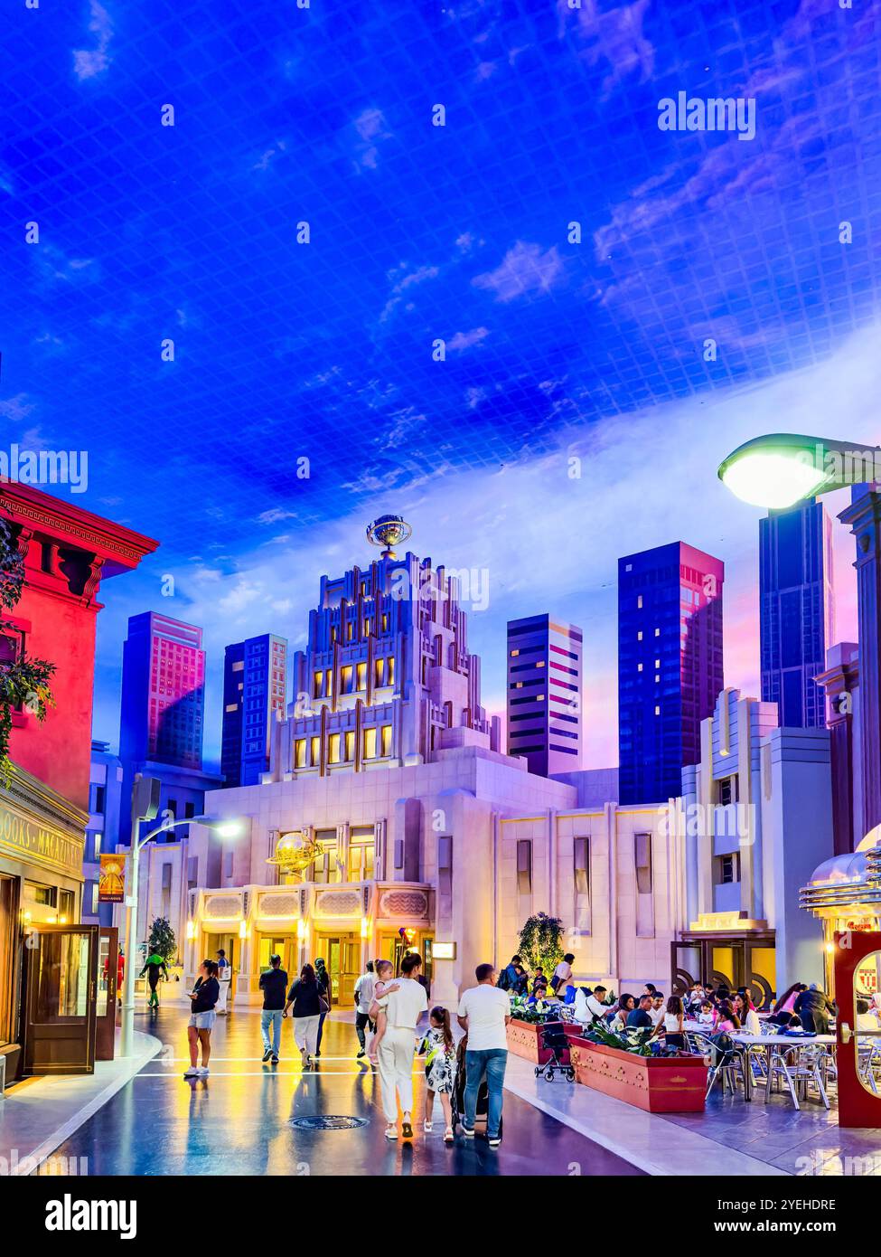 Abu Dhabi, Emirati Arabi Uniti. 5 maggio 2024: Ferrari e Warner Bros Parco divertimenti Studios. Foto Stock