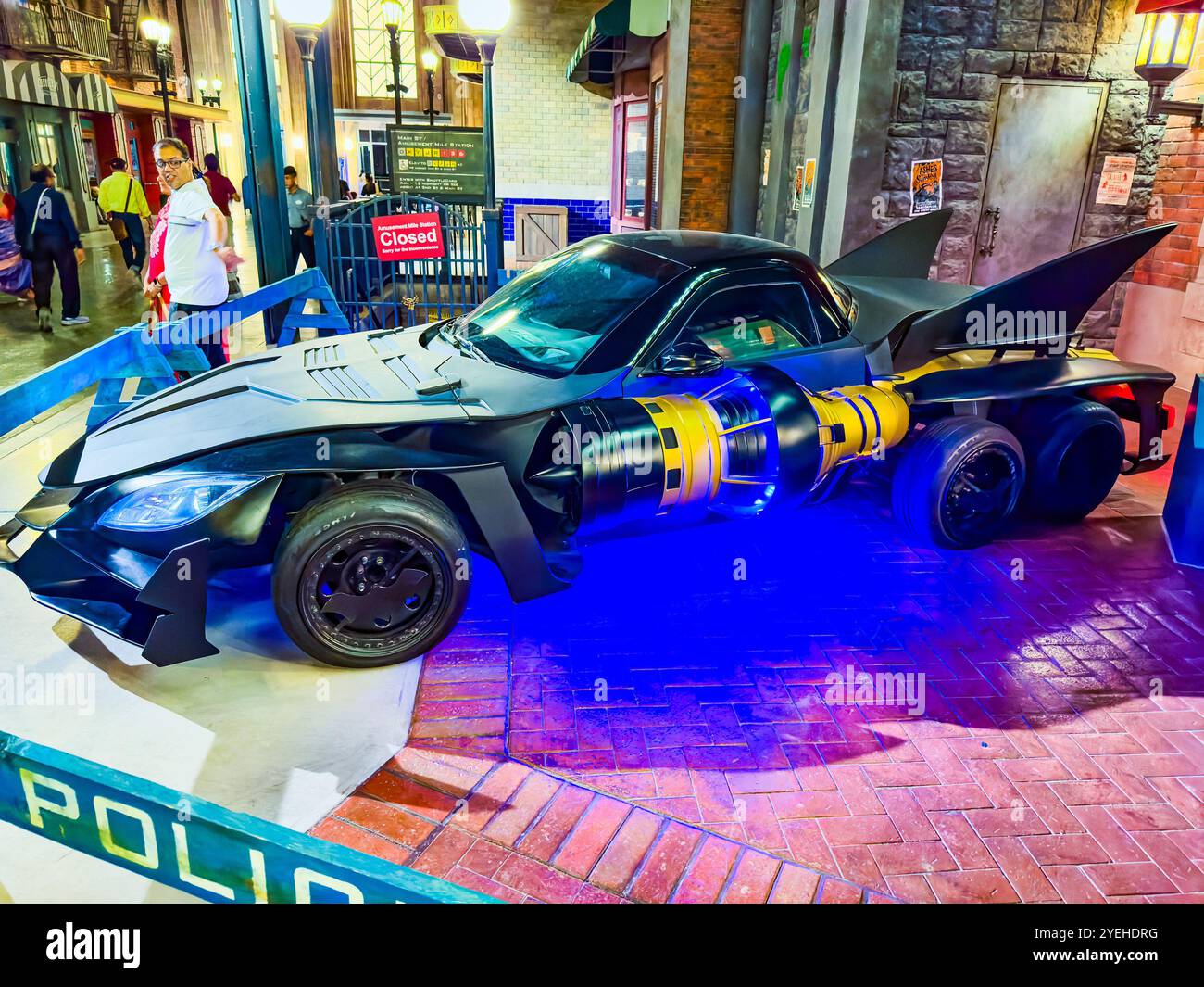 Abu Dhabi, Emirati Arabi Uniti. 5 maggio 2024: Ferrari e Warner Bros Parco divertimenti Studios. Foto Stock