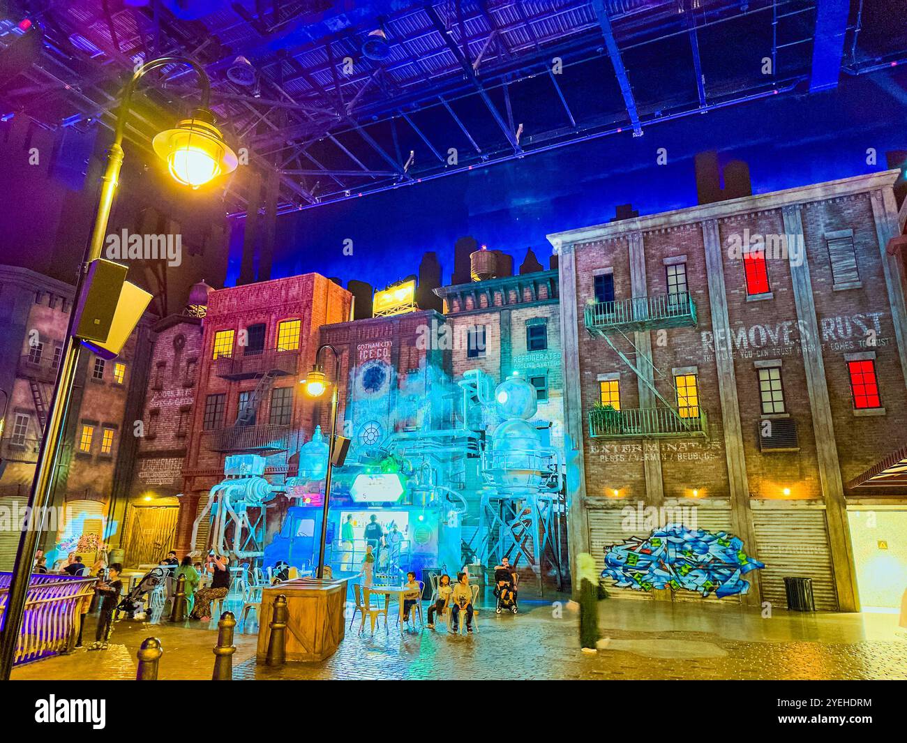 Abu Dhabi, Emirati Arabi Uniti. 5 maggio 2024: Ferrari e Warner Bros Parco divertimenti Studios. Foto Stock