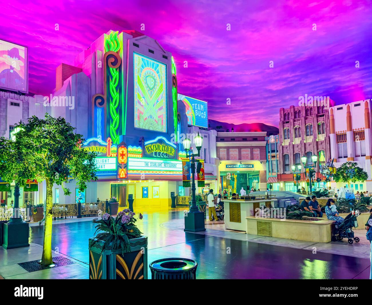 Abu Dhabi, Emirati Arabi Uniti. 5 maggio 2024: Ferrari e Warner Bros Parco divertimenti Studios. Foto Stock