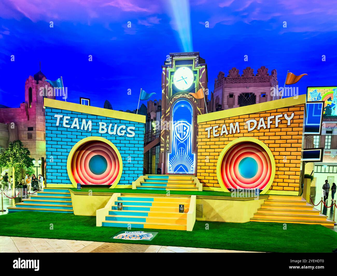 Abu Dhabi, Emirati Arabi Uniti. 5 maggio 2024: Ferrari e Warner Bros Parco divertimenti Studios. Foto Stock