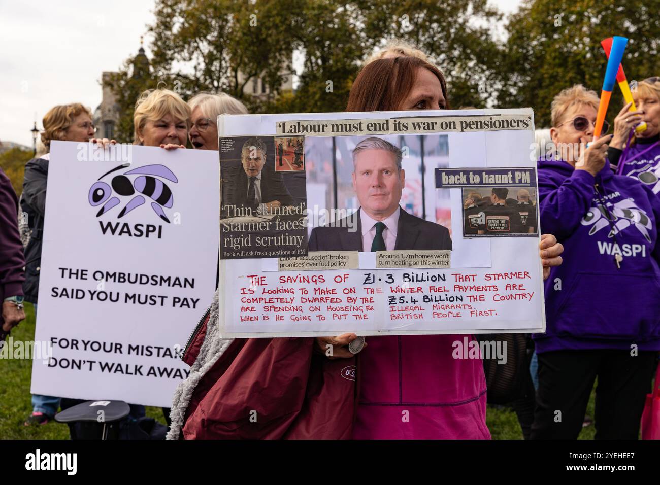 Westminster, Londra, Regno Unito, ottobre 30 2024, WASPI Woman Caring placard Demonstration on budget Day Outside the Houses of Parliament, about the loss o Foto Stock