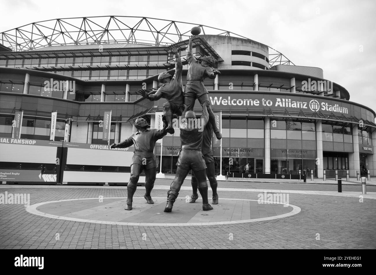 L'iconica statua di bronzo, all'ingresso dell'Allianz Rugby Stadium, a Twickenham, Londra, Regno Unito, Europa Foto Stock