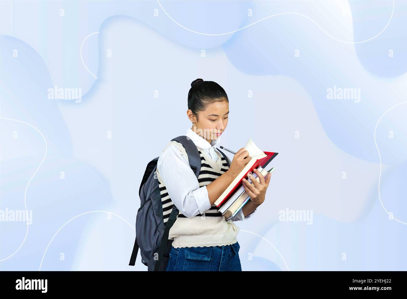 Ragazza studentessa asiatica con quaderni e borse andare all'università felicemente. Torna a studiare all'estero Foto Stock