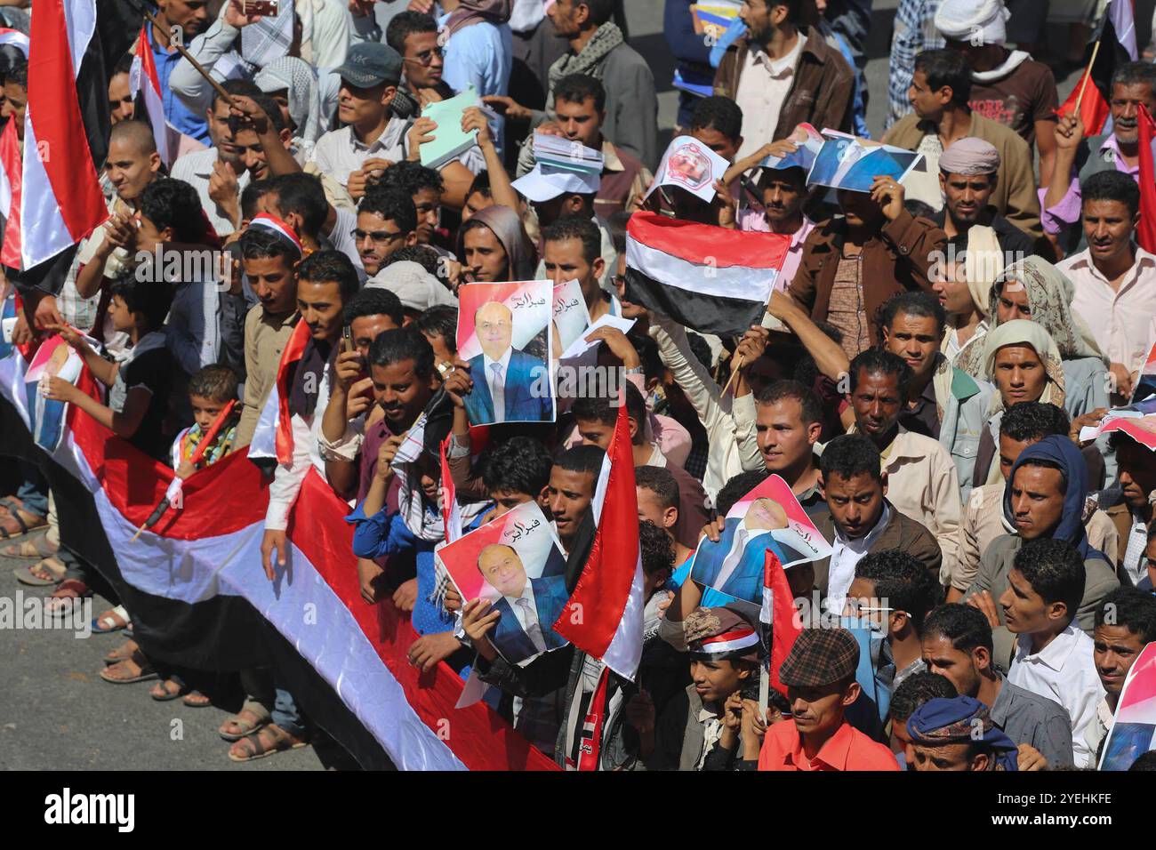 Si sono svolte celebrazioni nel campus universitario della città di Taiz per commemorare il sesto anniversario della Primavera Araba e la rivoluzione yemenita che ha rovesciato l'ex presidente Ali Abdullah Saleh. Alle celebrazioni che includevano spettacoli e discorsi, parteciparono i leader politici e militari di membri della resistenza Taiz Foto Stock