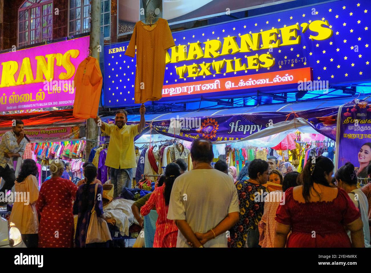 Klang, Malesia. 30 ottobre 2024. Un venditore di capi di abbigliamento della tradizione indiana Seen promuove il loro prodotto in strada per la preparazione Diwali a Little India, Klang. Vita quotidiana durante l'ultimo giorno di preparazione del Diwali a Little India, Klang. Diwali è una festa di ringraziamento e che celebra la presenza della luce nella vita indù. Credito: SOPA Images Limited/Alamy Live News Foto Stock