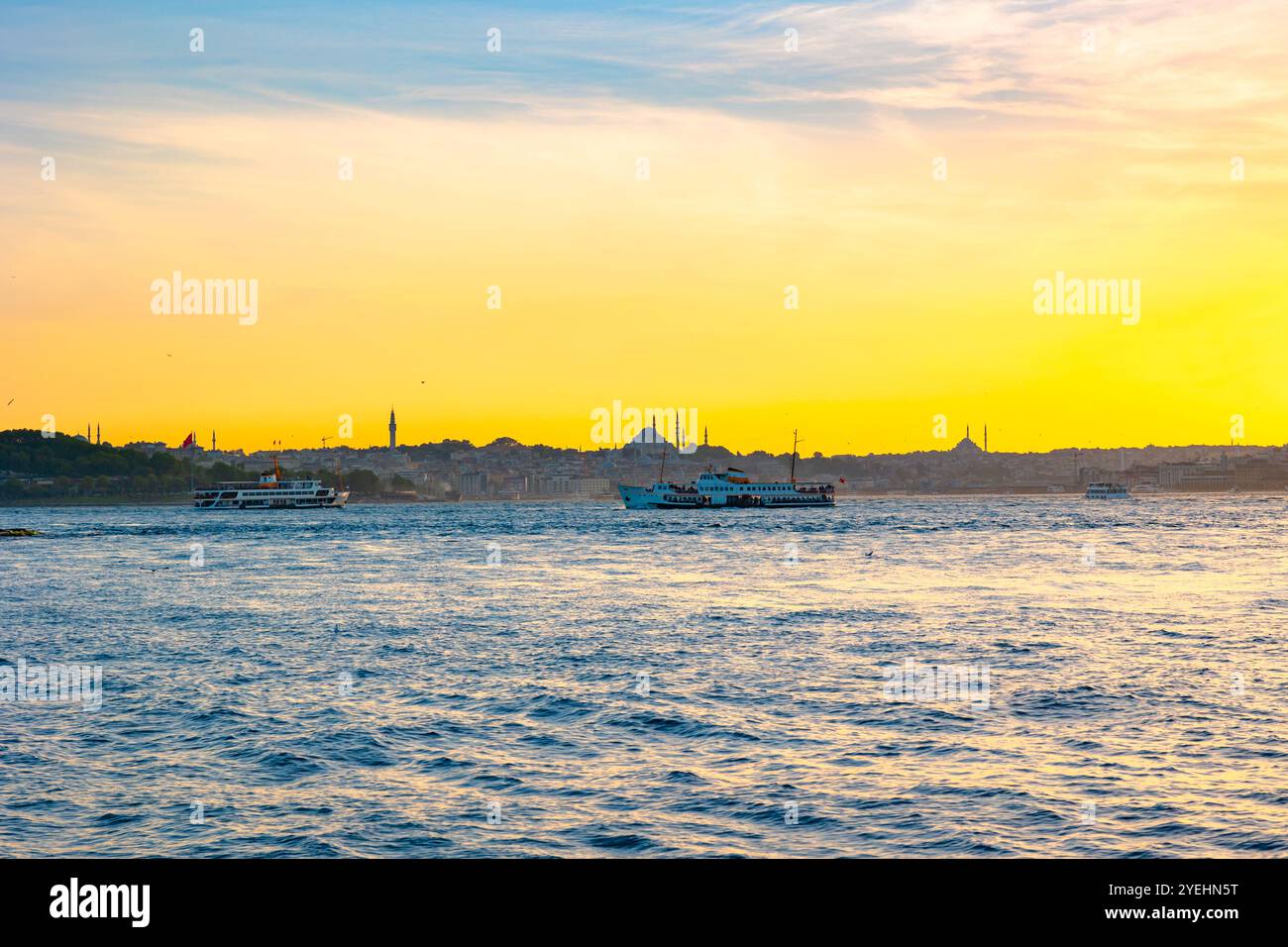 Vista di Istanbul con moschee e traghetti al tramonto. Visita la foto di sfondo di Istanbul. Foto Stock