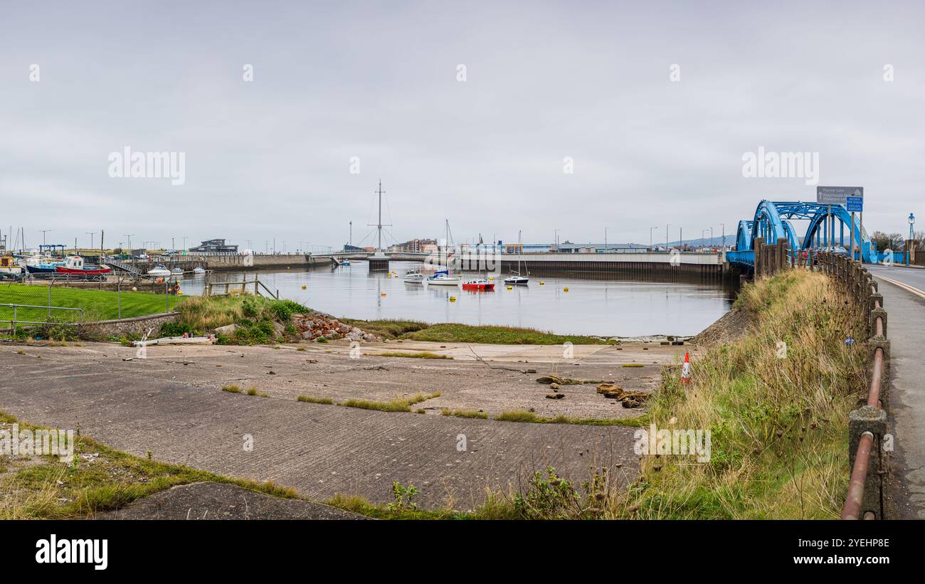 Panorama a più immagini del Foryd Road Bridge blu intorno al porto di Rhyl sulla costa del Galles settentrionale il 30 ottobre 2024. Foto Stock