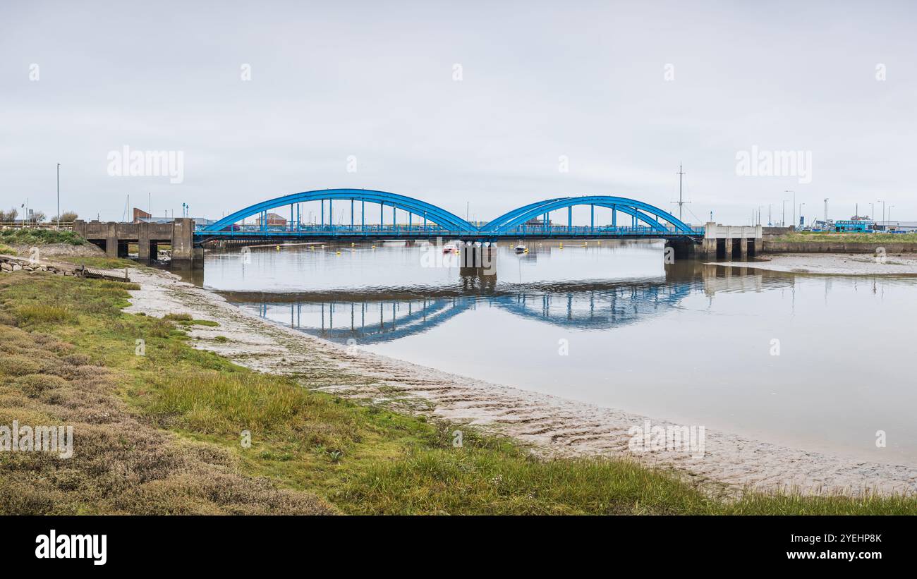 Un panorama a più immagini del ponte blu di Foryd Road che attraversa il fiume Clwyd che collega Rhyl e Kinmel Bay con il porto visto sullo sfondo. Foto Stock