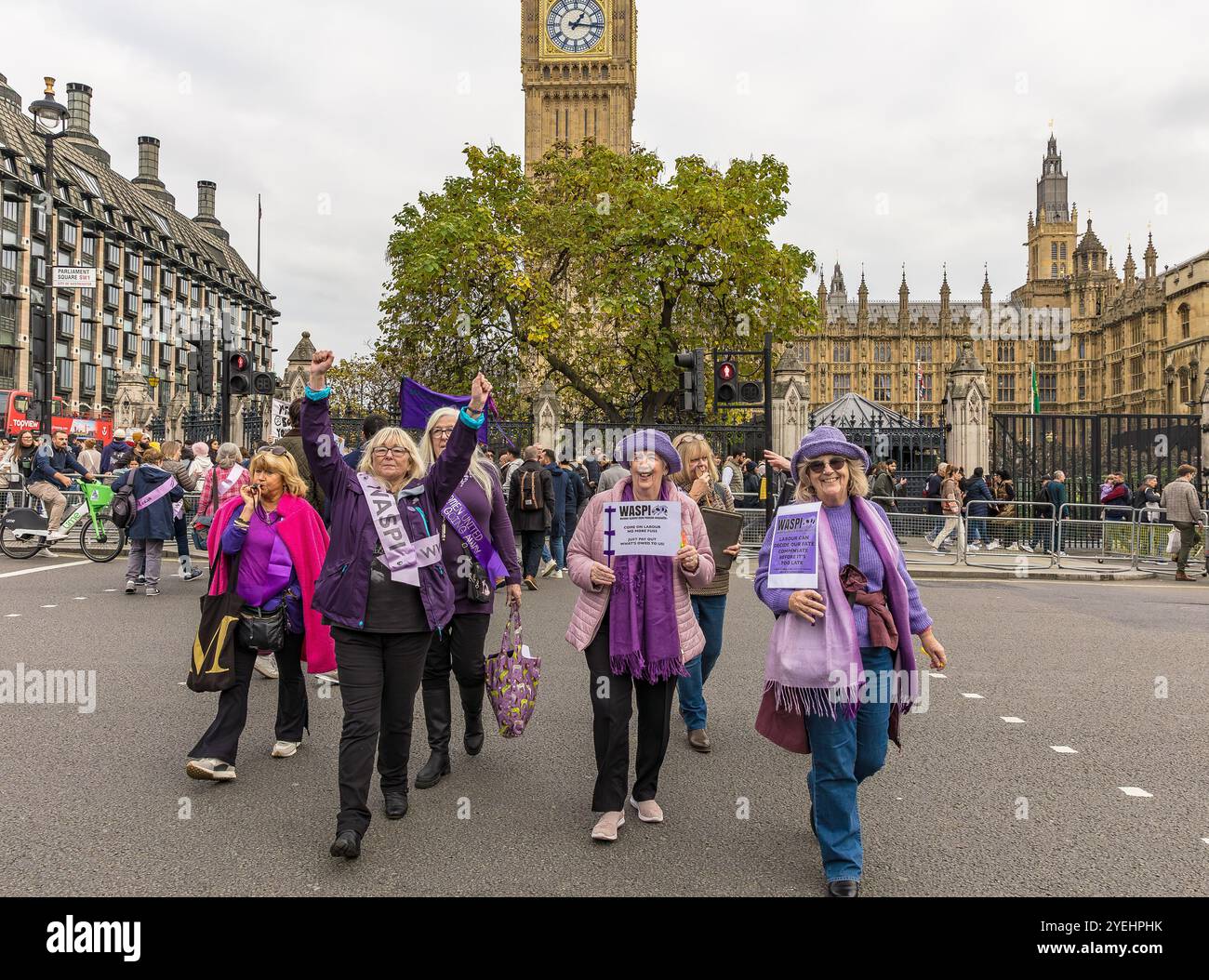 Westminster, Londra, Regno Unito, ottobre 30 2024, WASPI Women CAN't Wait, Compensation, Demonstration on budget Day, 30 ottobre 2024 Outside the Houses of Parliamen Foto Stock