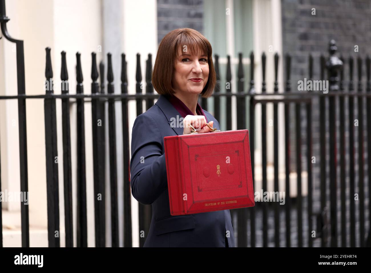 Londra, Regno Unito. 30 ottobre 2024. Rachel Reeves, la Cancelliera dello Scacchiere, si trova fuori dal numero 11 di Downing Street con la cassa rossa del bilancio con la cassa rossa del bilancio prima di tenere il suo discorso sul bilancio alla camera dei comuni all'ora di pranzo. Budget Day, Downing Street, Westminster, Londra, il 30 ottobre, 2024 Rachel Reeves è la prima donna Cancelliera dello Scacchiere, e sarà il primo bilancio laburista in 14 anni. Crediti: Paul Marriott/Alamy Live News Foto Stock