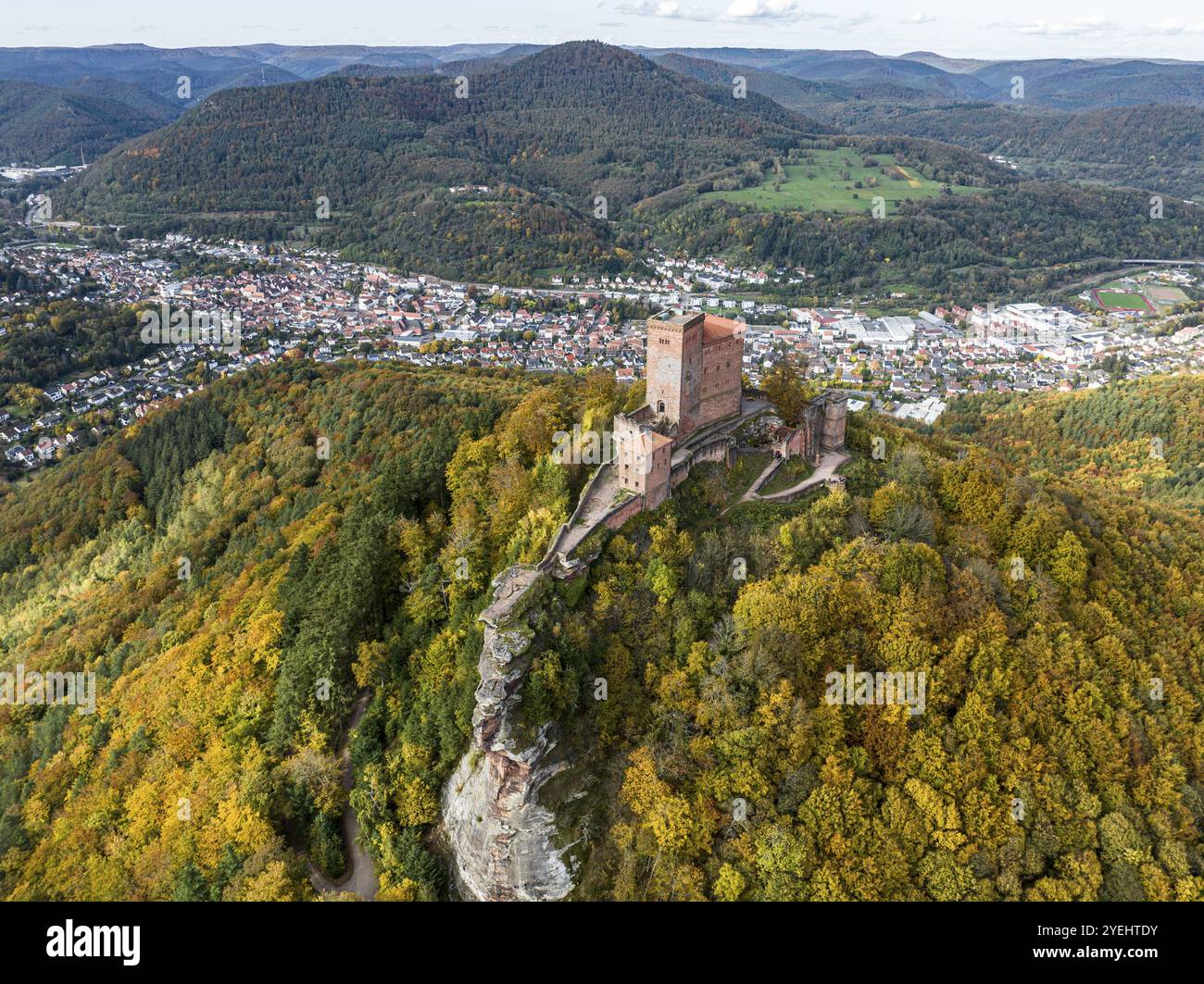 Vista aerea, Reichsburg Trifels, Annweiler, Palatinato, Renania-Palatinato Forest in autunno, Germania, Europa Foto Stock
