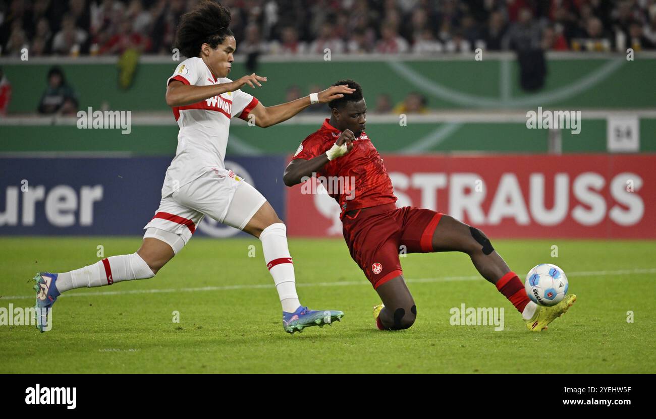 Scena dell'area di rigore, scena dell'area di rigore colpo dell'obiettivo azione Goal Chance Duel, azione Ragnar Ache 1. FC Kaiserslautern FCK (09) contro Anrie Chase VfB Stuttgart (4 Foto Stock