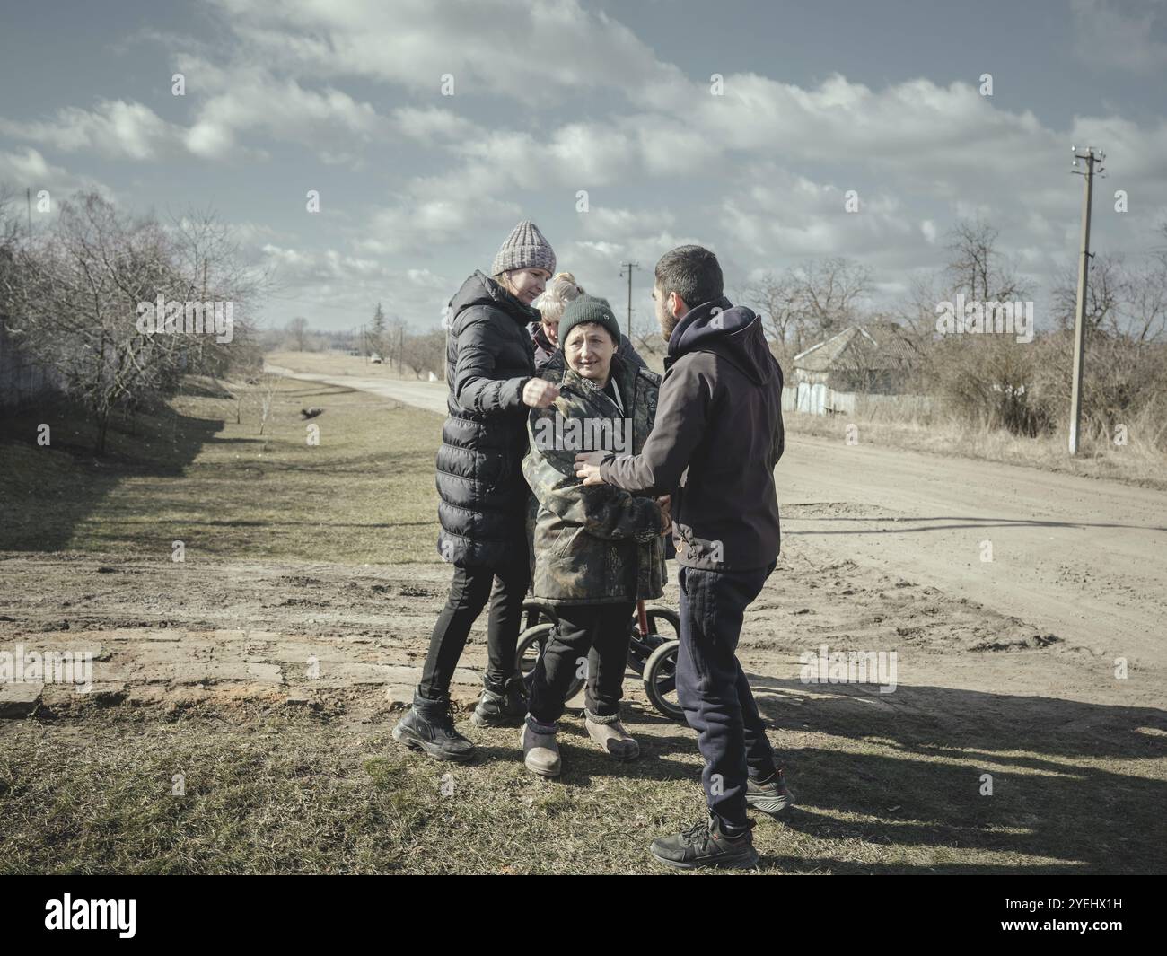 Evacuazione dai villaggi vicino al fronte, Voloska Balakliia, 2024, Ucraina, Europa Foto Stock