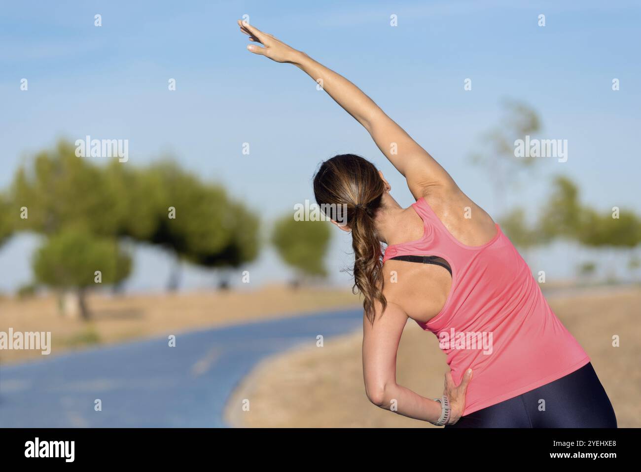 Donna che fa esercizio di stretching per la schiena, lo sport Foto Stock