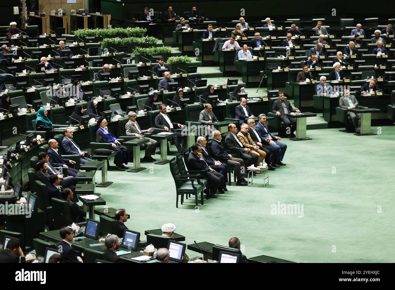 Teheran, Iran. 29 ottobre 2024. Il presidente iraniano MASOUD PEZESHKIAN (C) partecipa a una sessione aperta del parlamento per discutere il suo progetto di legge sul bilancio del prossimo anno a Teheran. (Immagine di credito: © Presidenza iraniana tramite ZUMA Press Wire) SOLO USO EDITORIALE! Non per USO commerciale! Foto Stock