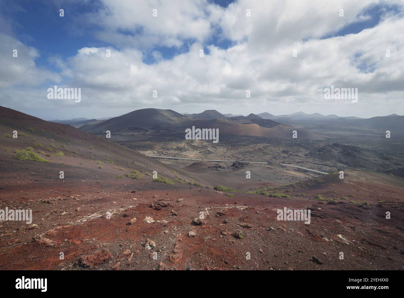Incredibile paesaggio vulcanico e deserto lavico nel parco nazionale di Timanfaya, Lanzarote, isole canarie, Spagna, Europa Foto Stock
