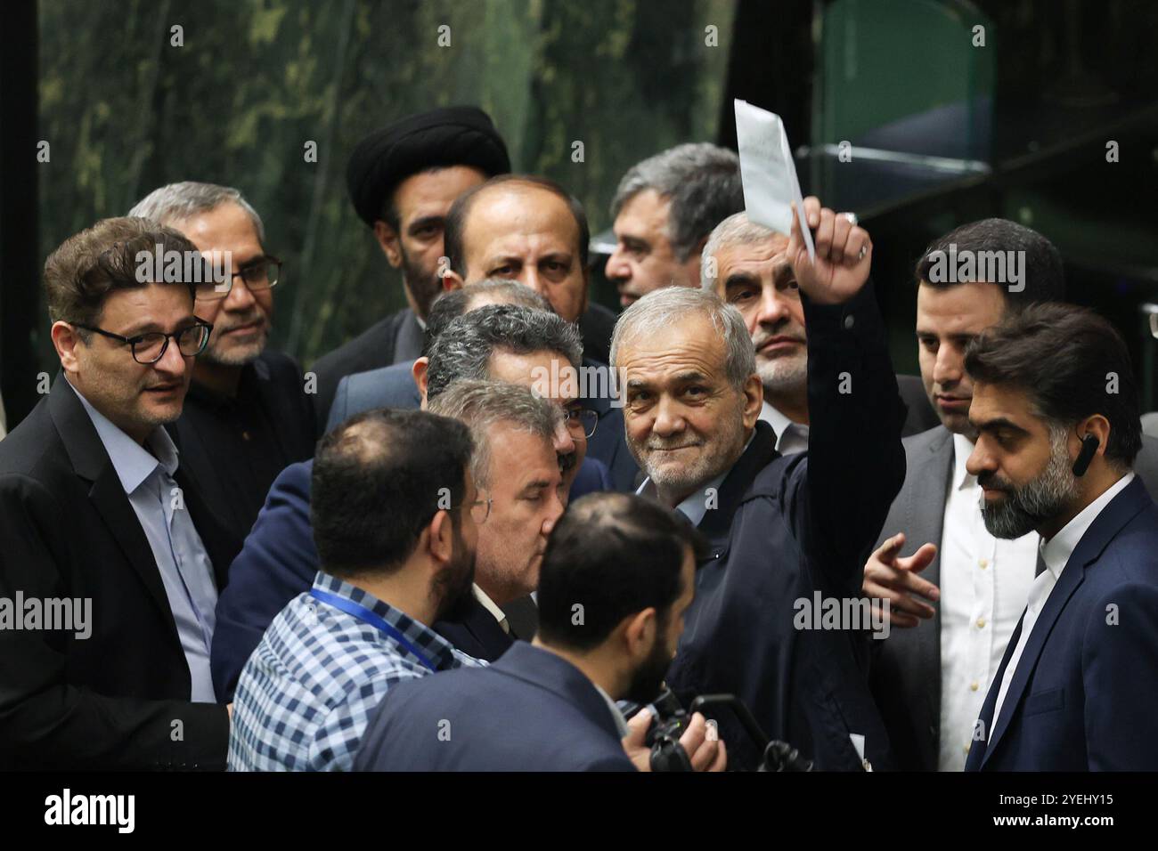 Teheran, Iran. 29 ottobre 2024. Il presidente iraniano MASOUD PEZESHKIAN (C) lascia il parlamento dopo aver parlato del suo progetto di legge sul bilancio per il prossimo anno, a Teheran. (Immagine di credito: © Presidenza iraniana tramite ZUMA Press Wire) SOLO USO EDITORIALE! Non per USO commerciale! Foto Stock
