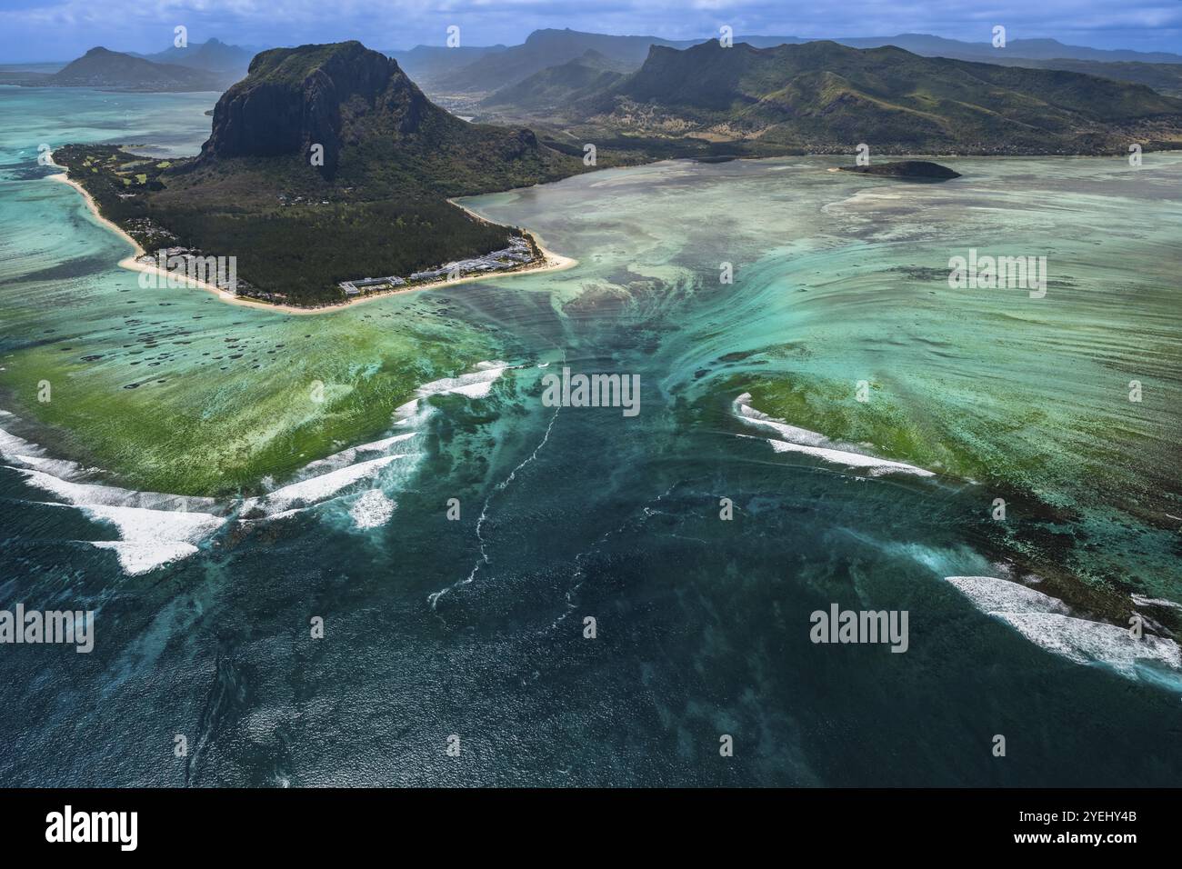 Cascata subacquea, illusione ottica, fenomeno naturale, vista aerea, barriera corallina, barriera corallina, barriera corallina, le Morne Brabant, costa meridionale, Oceano Indiano Foto Stock