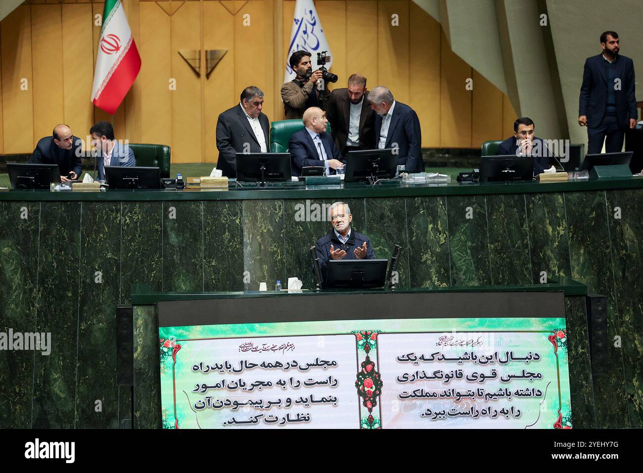 Teheran, Iran. 29 ottobre 2024. Il presidente iraniano MASOUD PEZESHKIAN (C) interviene in una sessione aperta del parlamento per discutere il suo progetto di legge sul bilancio del prossimo anno a Teheran. (Immagine di credito: © Presidenza iraniana tramite ZUMA Press Wire) SOLO USO EDITORIALE! Non per USO commerciale! Foto Stock