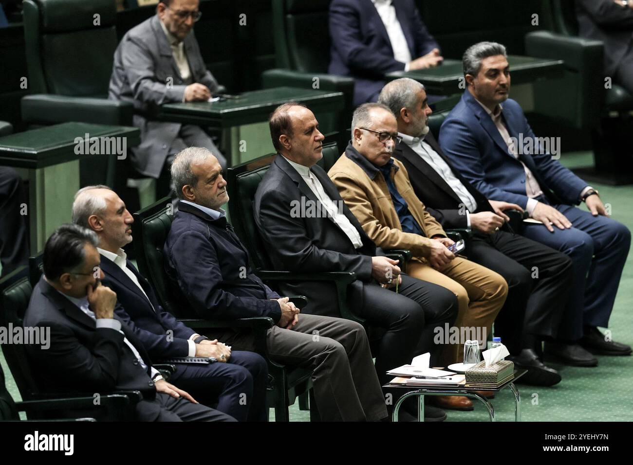 Teheran, Iran. 29 ottobre 2024. Il presidente iraniano MASOUD PEZESHKIAN (3L) partecipa a una sessione aperta del parlamento per discutere il suo progetto di legge sul bilancio del prossimo anno a Teheran. (Immagine di credito: © Presidenza iraniana tramite ZUMA Press Wire) SOLO USO EDITORIALE! Non per USO commerciale! Foto Stock