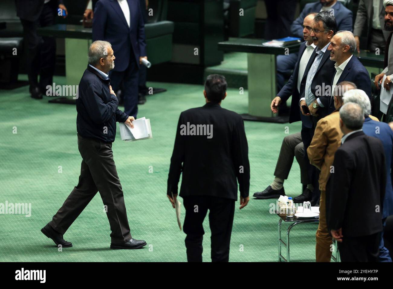 Teheran, Iran. 29 ottobre 2024. Il presidente iraniano MASOUD PEZESHKIAN (L) cammina verso il podio per parlare in una sessione aperta del parlamento per discutere il suo progetto di legge sul bilancio per il prossimo anno a Teheran. (Immagine di credito: © Presidenza iraniana tramite ZUMA Press Wire) SOLO USO EDITORIALE! Non per USO commerciale! Foto Stock