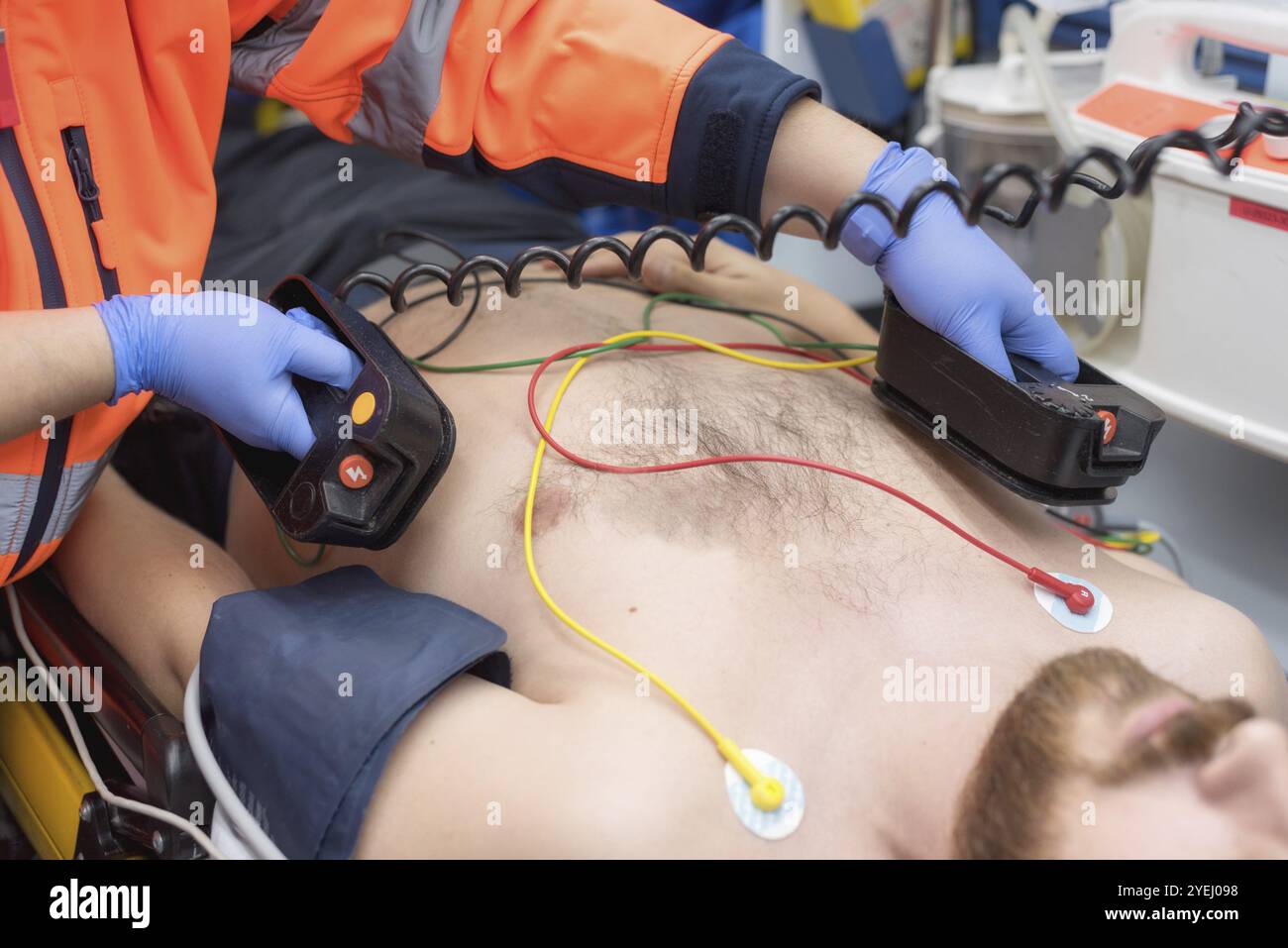 Emergenza Medica in ambulanza. Medico di emergenza utilizzando il defibrillatore Foto Stock