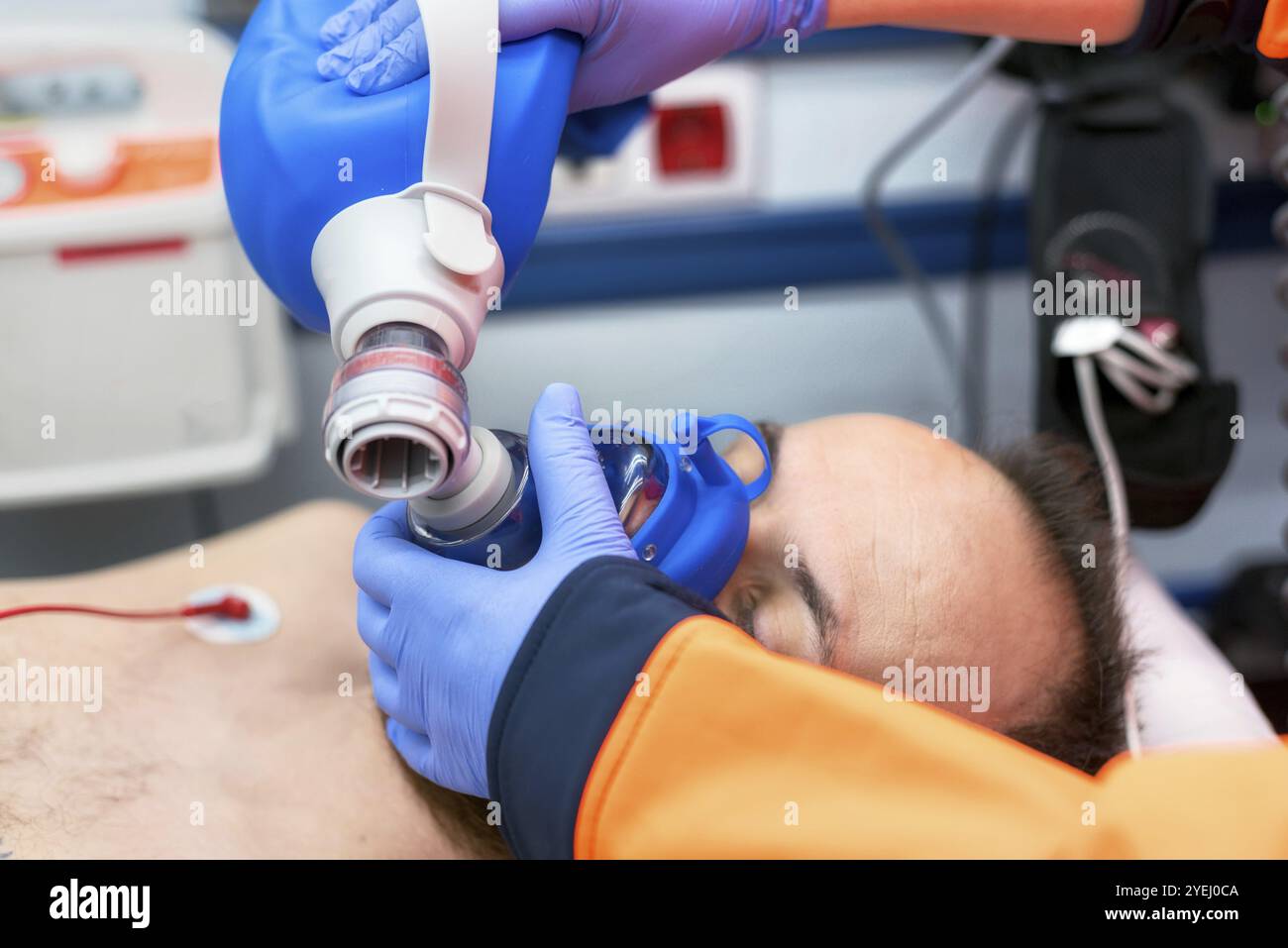 Emergenza Medica in ambulanza. La rianimazione cardiopolmonare utilizzando la valvola manuale borsa maschera Foto Stock