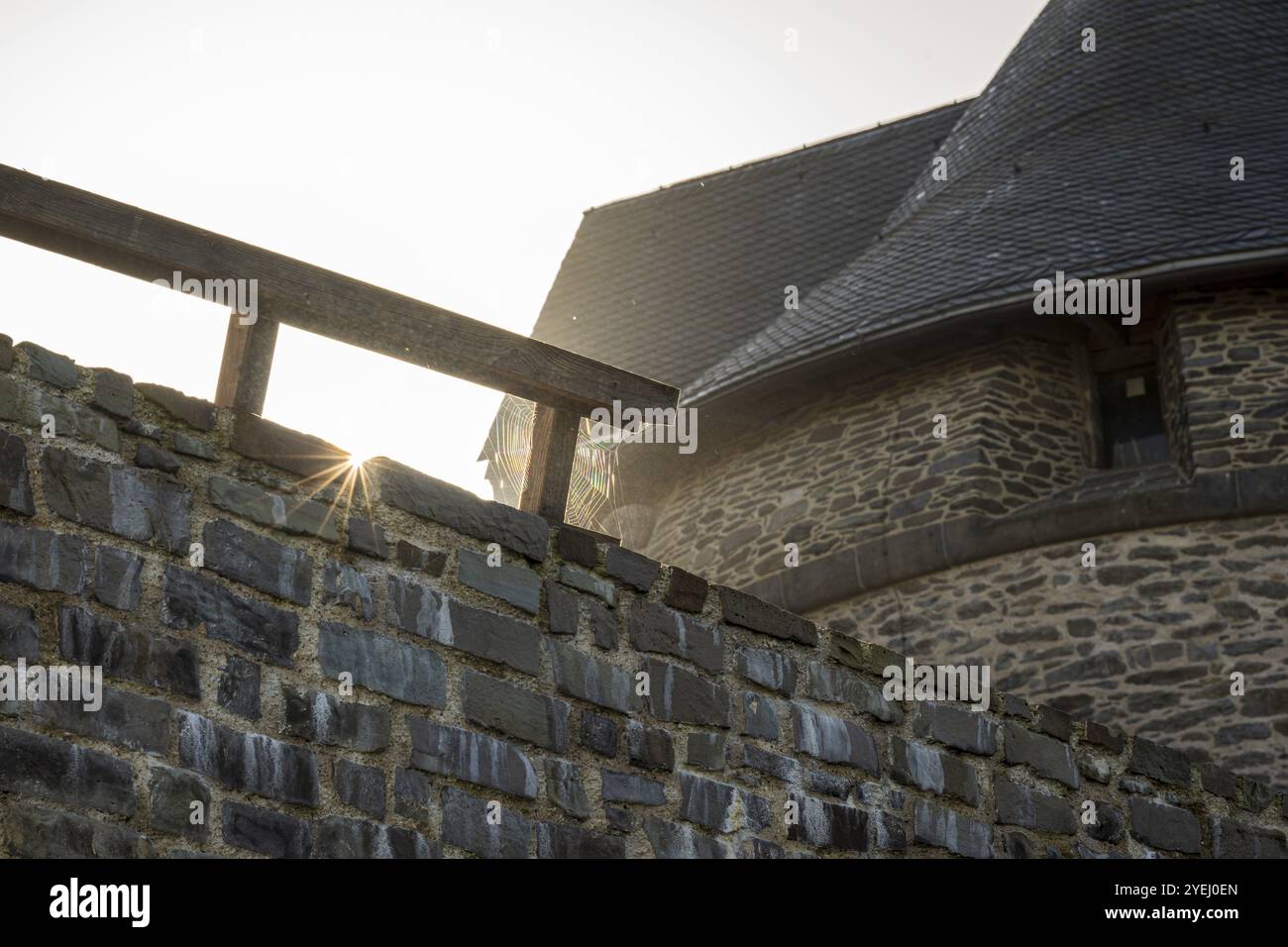 La luce del sole cade su un muro medievale di un castello in pietra e crea ombre interessanti, il castello di Burg nella regione di Bergisches Land Foto Stock