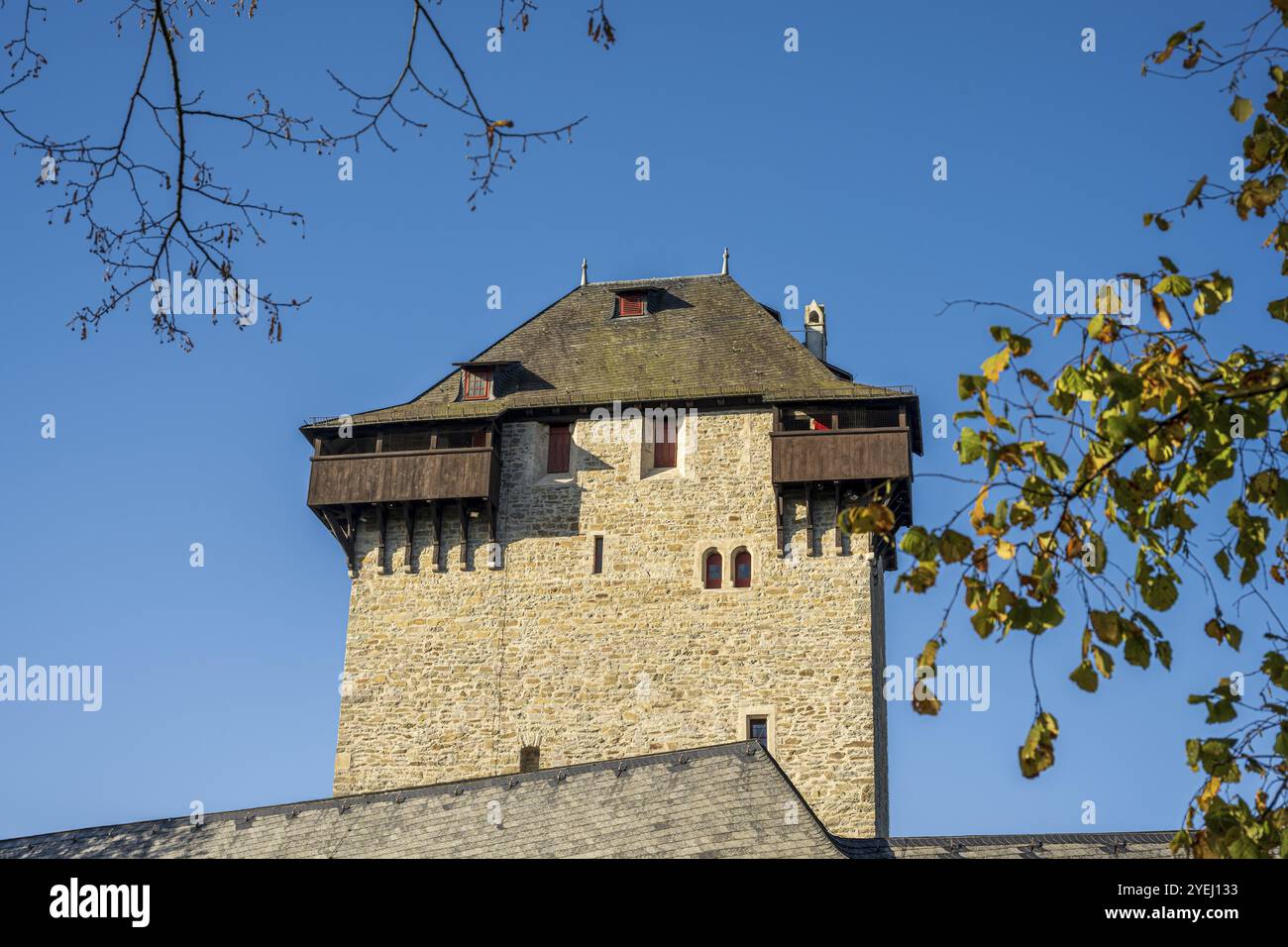 Alta torre medievale con mura in pietra e cielo blu, il castello di Burg nella Terra delle Bergisches Foto Stock