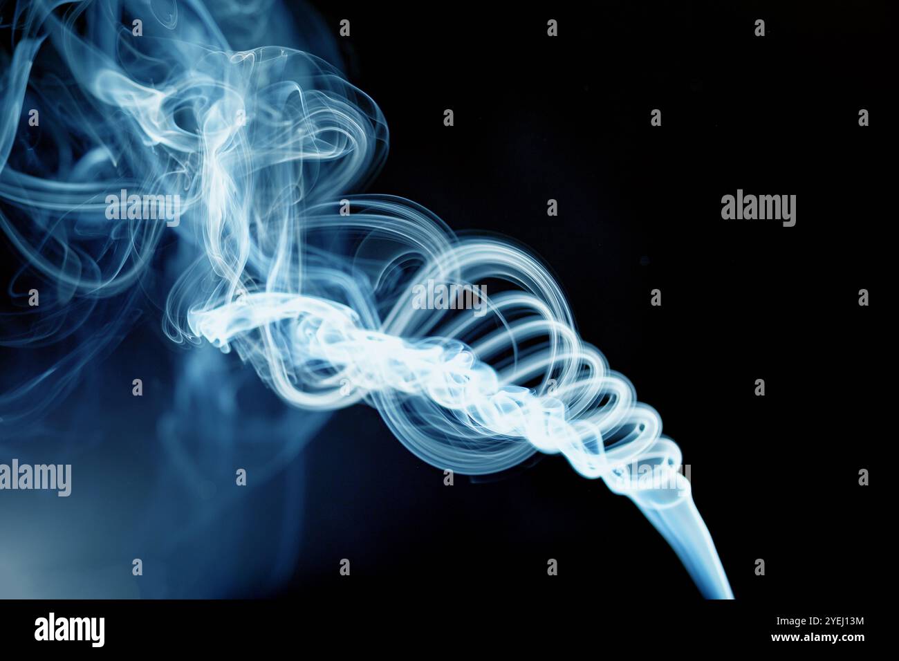 Błękitny dym na czarnym tle, rozproszona spirala Foto Stock