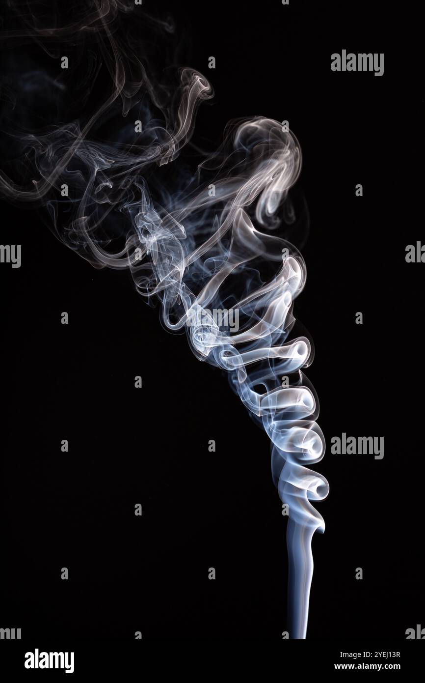 Spirala z dymu na czarnym tle Foto Stock