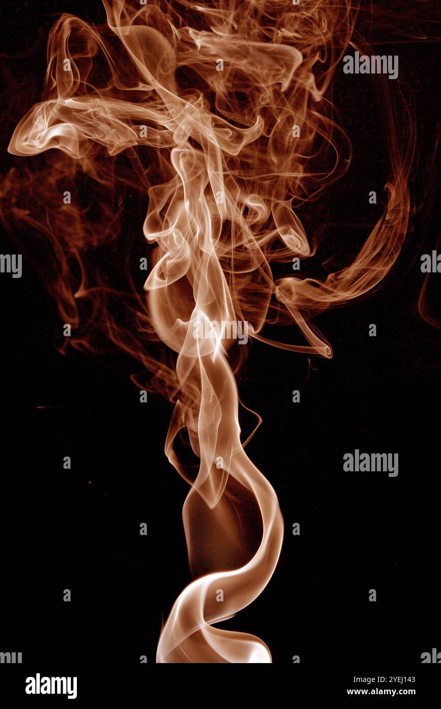 Płomienny dym na czarnym tle Foto Stock