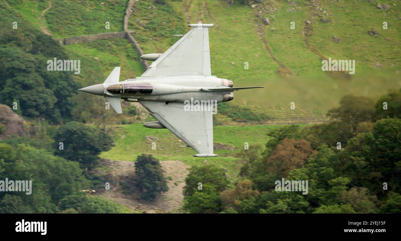 RAF Eurofighter (Typhoon) ZK379, basso livello nel Lake District Foto Stock