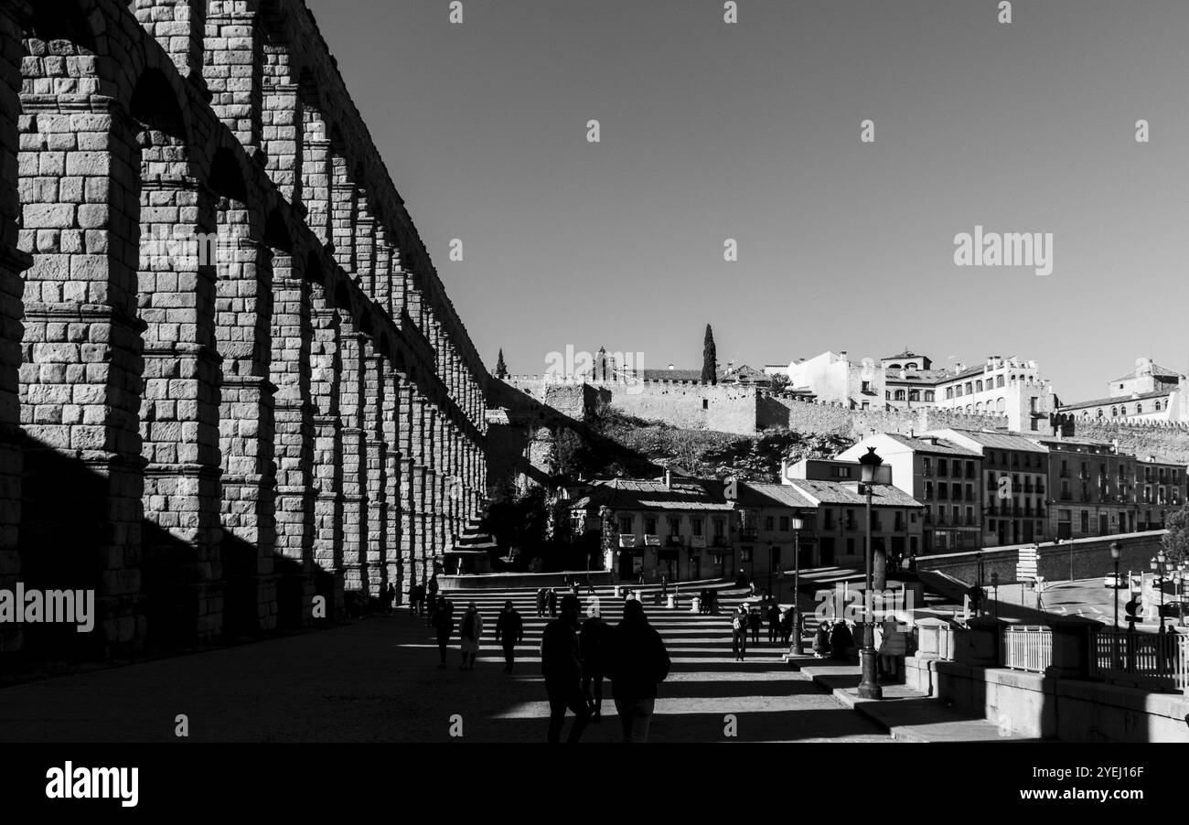 Foto in bianco e nero di un acquedotto storico con ombre e sagome profonde in un ambiente urbano, acquedotto di Segovia, bianco e nero, Spagna, Europa Foto Stock