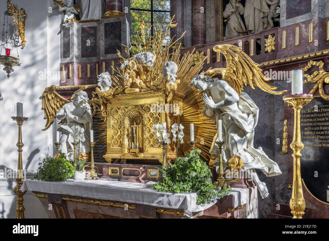 Tabernacolo e luce perpetua sull'altare maggiore della Chiesa cattolica romana di Santa Verena, Bad Wurzach, Allgaeu, Baden-Wuerttemberg, Germania, Europa Foto Stock