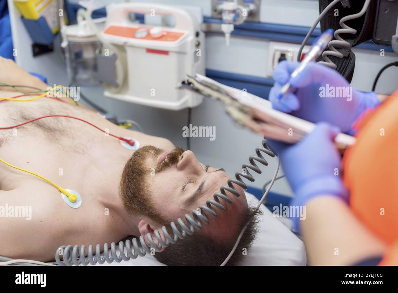 Medico di emergenza il riempimento la storia del paziente in Elenco appunti pad in ambulanza Foto Stock